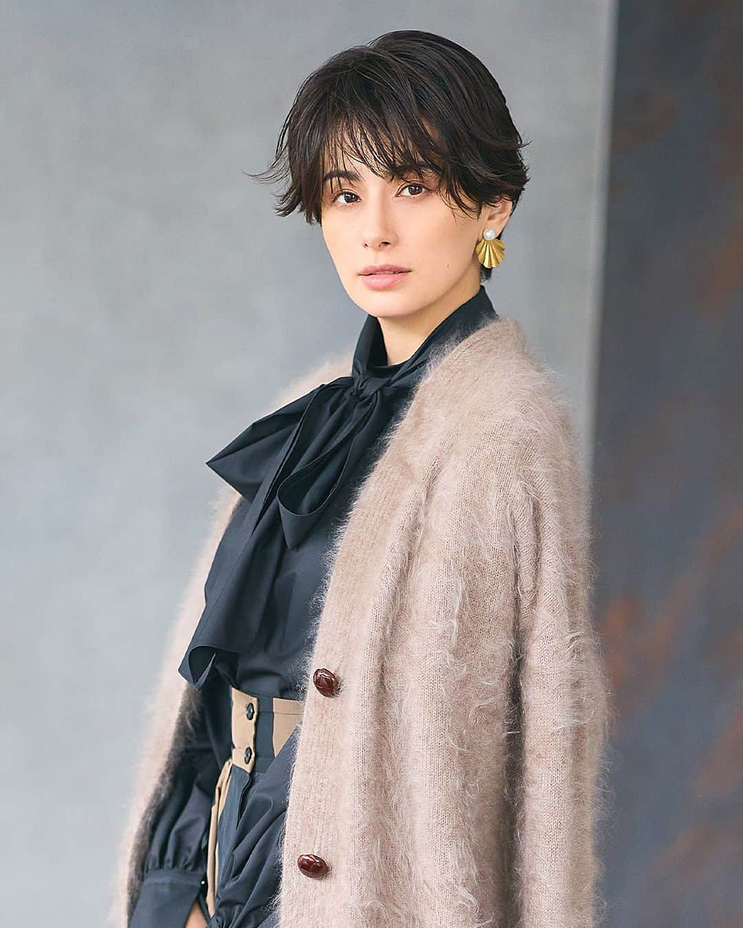 Domani編集部公式アカウントのインスタグラム：「＼11／12 今日のコーデはこちら／ ボウタイブラウスにビッグカーデをさらりと羽織りボックスチェック柄のフレアスカートを合わせた、今旬ディテールが詰まったコーデ。  カーディガン￥97,900（カオス丸の内〈カオス〉） ブラウス￥37,400（ANAYI） スカート［共布ベルト付き］￥118,800（ヴェルメイユ パー イエナ 青山店〈マーティン グラント〉） イヤリング￥2,640（ロードス〈プチタミ〉） バッグ￥209,000（J&M デヴィッドソン カスタマーセンター〈J&M デヴィッドソン〉） 靴￥28,600（ダイアナ 銀座本店〈ダイアナ〉）  ・・・・・  #毎日コーデ #ワーママコーデ #ワーママファッション #ママコーデ #ママファッション #アラフォーコーデ #今日のコーデ #ファッションスナップ #ファッション好きな人と繋がりたい #ファッションコーデ #服好きな人と繋がりたい #秋コーデ #40代ファッション #大人ファッション #おしゃれさんと繋がりたい #シンプルコーデ #着回しコーデ #きれいめカジュアル  #domanimagazine #ホラン千秋」