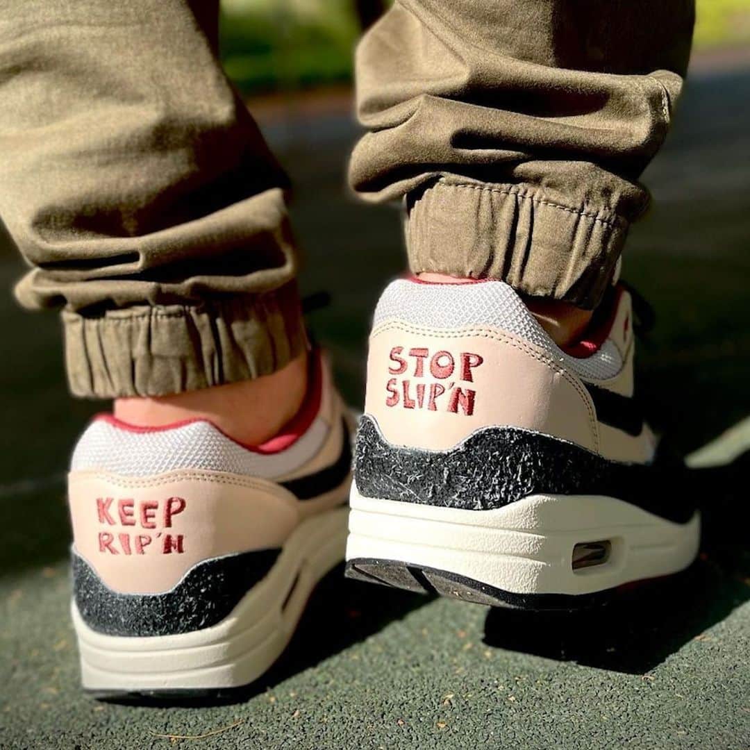 Sneaker Newsのインスタグラム：「KEEP RIP'N, STOP SLIPPIN'⁠ Nike brings back to the iconic Air Max 1 slogan from 2008 onto a brand new design. These are expected to drop later this month; hit the link in our bio for full details.」