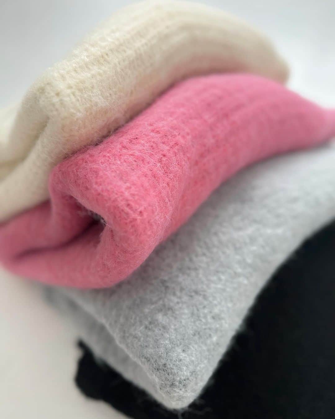 桃華絵里のインスタグラム：「冬のもちふわ感が 堪らなく好きです☁️💕  やっと寒くなってきて もちふわを 満喫できる季節到来！  忙しい年末も 乗り切れる♡  #ニット #love #mocoas」