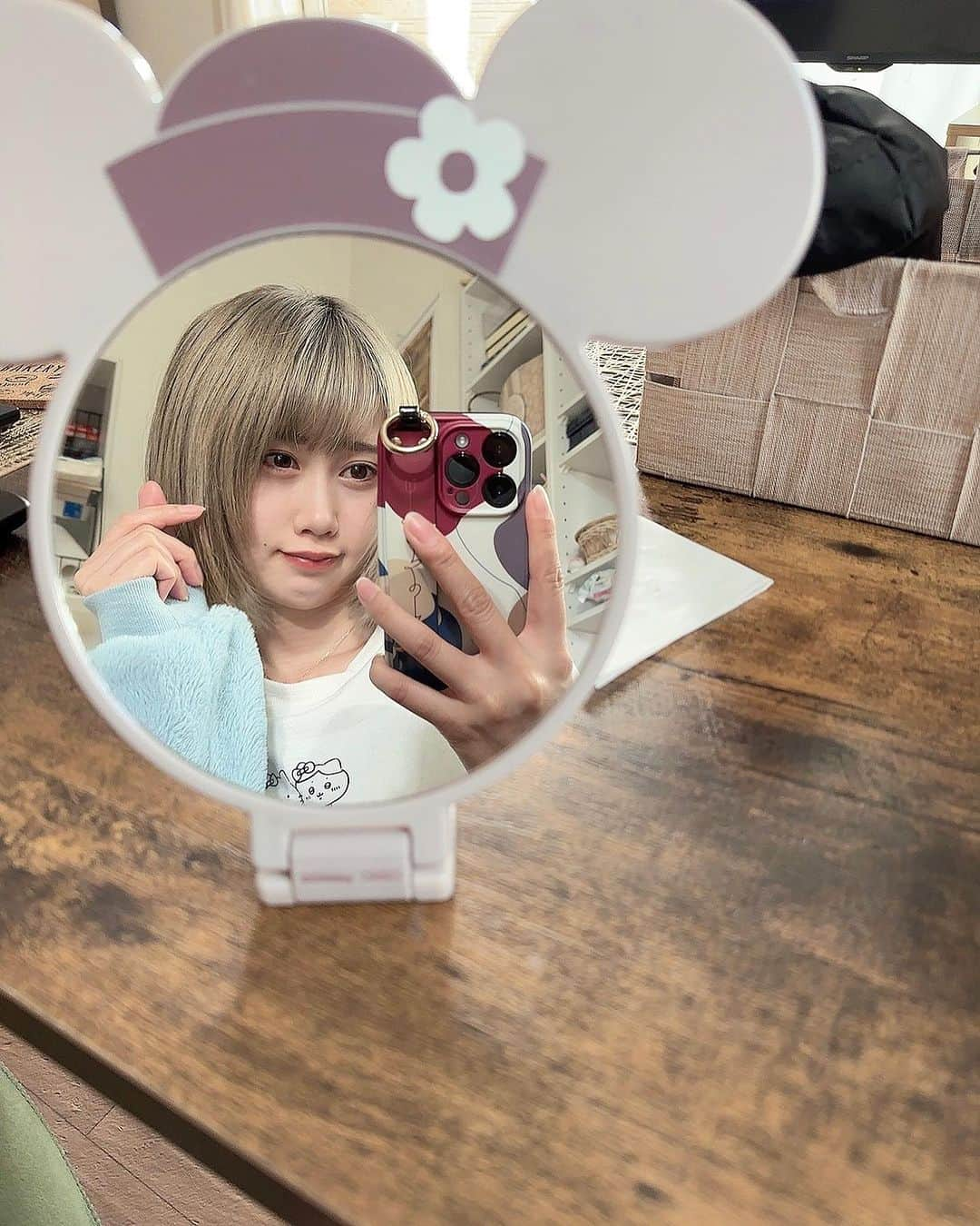 釘町みやびのインスタグラム：「🎀  珍しのお昼投稿です！ こんにちは♡  えっと、ご報告の投稿です。  この度、約１ヶ月ですが 伸びっぱなしにしてしまっていた前髪を切りました✨ しかも3日前には切ってたので事後報告です！笑  そんなしょーもない投稿でした。へへ  ガチ恋距離置いておくね🫰🏻💕  ． ．  #鏡越し  #鏡越しショット  #ハイトーンカラー  #派手髪女子  #ハイトーンボブ  #ガチ恋  #ガチ恋距離  #ドアップ  #mirror  #mirrorselfie  #haircolor  #bobhaircut」