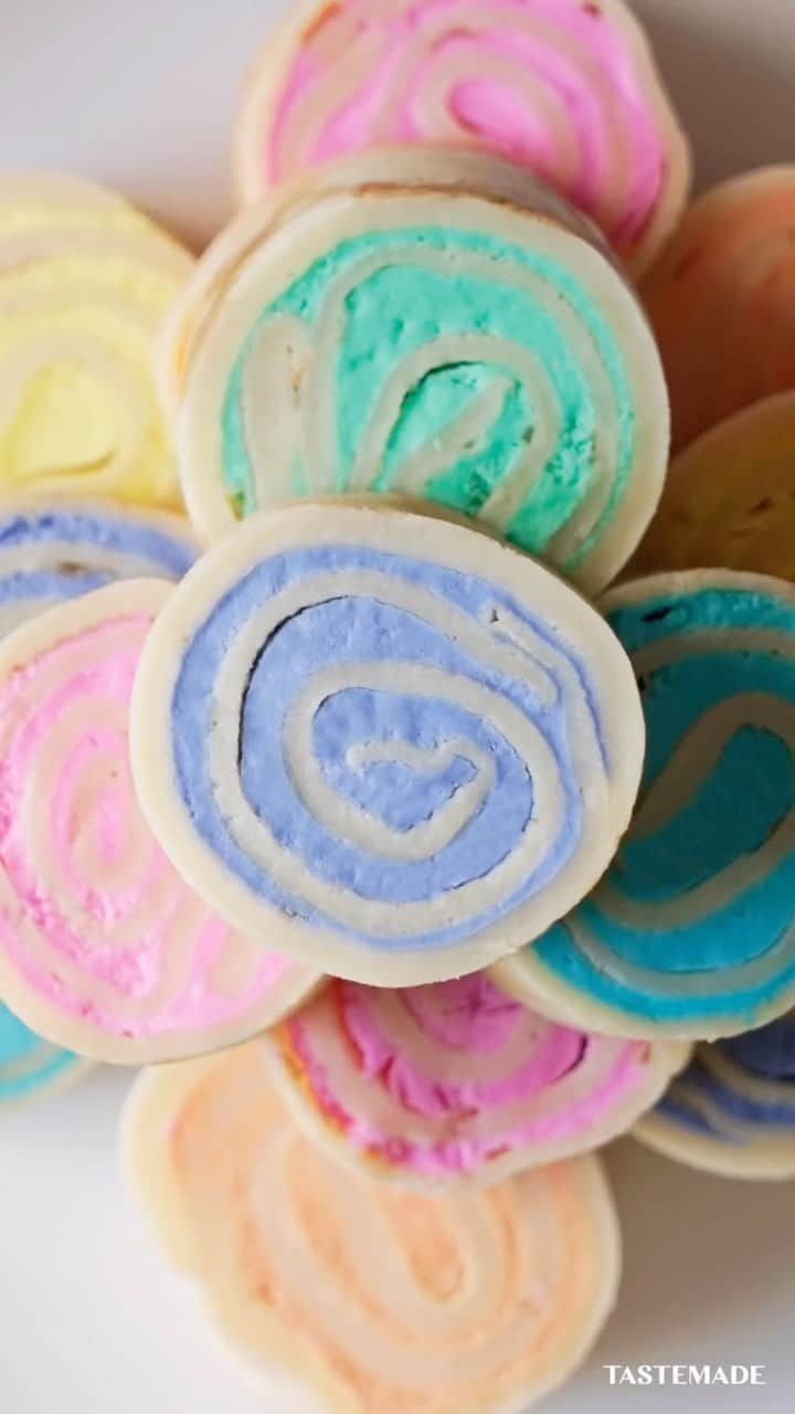 テイストメイドのインスタグラム：「【萌え断🌀】レインボークレープロール🌈Rainbow Crepe Roll  大人気のくるくる系レシピ😍🍭 今日は、思わずシェアしたくなるレインボークレープロールの作り方を紹介するよ⁠⁠🥣✨  ■材料 《クレープ生地》 薄力粉　50g グラニュー糖　20g 卵　1個 牛乳　125ml 《チーズクリーム》 クリームチーズ　50g 生クリーム　150ml グラニュー糖　大さじ2 食用色素(好きな色)　適量  ■作り方 【事前準備】 《チーズクリーム》の材料を全て混ぜて好みの硬さにし、好きな色作っておく。 《ミルクレープ 生地》を作っておく ボウルに薄力粉、グラニュー糖をいれ混ぜる。 卵、牛乳を生地がダマにならないように混ぜながら加える。 ザルで漉して冷蔵庫で1時間以上休ませる。  1. 卵焼き機で《ミルクレープ生地》を薄く焼く。 2. 焼いた生地をまな板の上に2枚並べる。 3. 《チーズクリーム》を縦長に絞って、巻く。 4. 固まるまで冷凍庫で冷やす。 5. 好きな幅に切ってお皿に盛り付けたら完成。  Ingredients: 《Crepes Batter》 Cake flour: 50g Granulated sugar: 20g Egg: 1 Milk: 125ml 《Cheese Cream》 Cream cheese: 50g Heavy cream: 150ml Granulated sugar: 2 tablespoons Food coloring (desired color): as needed  Preps: Mix all the ingredients for the《Cheese Cream》to the desired consistency, and prepare it in your preferred color. Prepare the《Mille Crepe Batter》. In a bowl, combine cake flour and granulated sugar, mixing well. Add eggs and milk gradually, stirring to prevent lumps. Strain the mixture through a sieve and let it rest in the refrigerator for at least 1 hour.  Steps: 1. Thinly cook the《Mille Crepe Batter》in an egg roll pan. 2. Place two cooked crepes side by side on a cutting board. 3. Pipe the《Cheese Cream》in a vertical line and roll it up. 4. Chill in the freezer until set. 5. Once firm, cut into your desired width and plate. Enjoy!  #テイストメイド #料理 #cooking #recipe  #クリスマス #christmas #holiday #クリスマスレシピ  #パン作り #簡単レシピ #おうちごはん #おうちカフェ #おうちスイーツ #おやつ #手作りスイーツ  #スイーツ #パン #ホームベーカリー   #Breakfast #レインボー #rainbow #rainbowcrepe #レインボークレープ #クレープアート #クレープ #creperoll #crepe #crêpes #クレープロール #ブランチ」