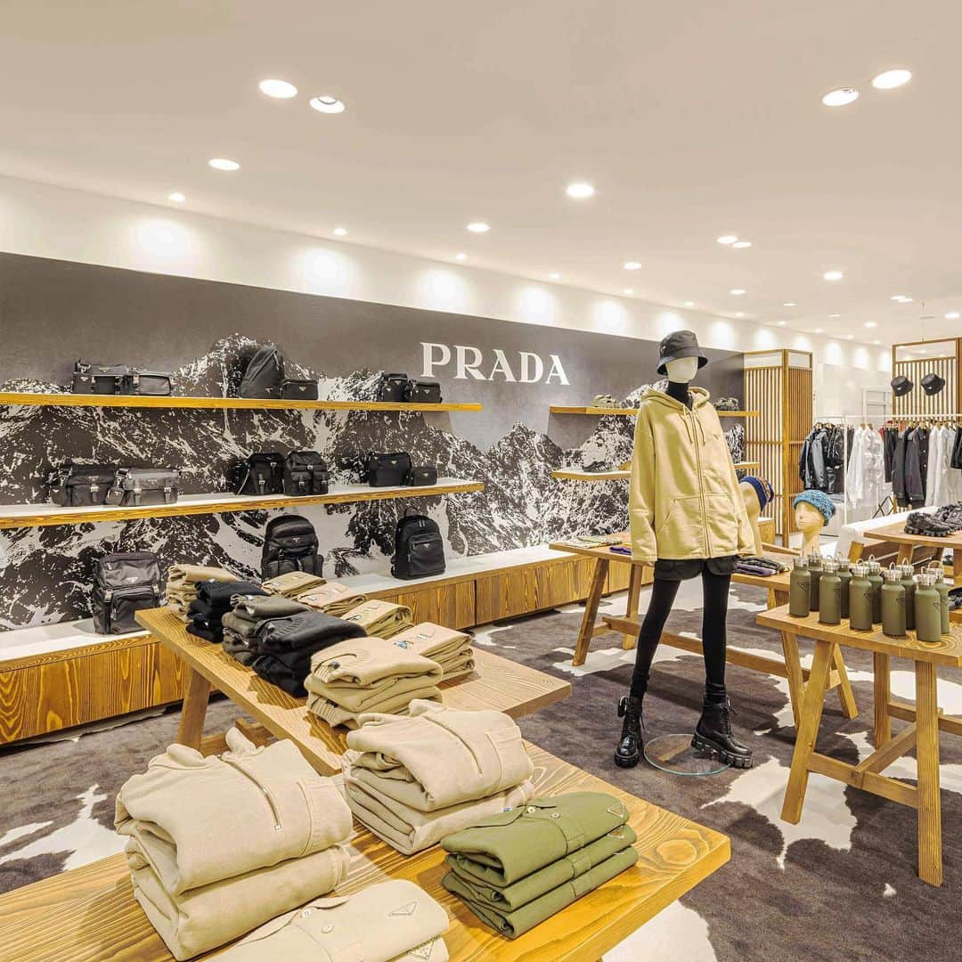 のインスタグラム：「. PRADA RENEWALOPEN At 8F GREEN AGE  8Fプラダ阪急うめだ本店が、新たなデザインコンセプトでリニューアル。  壁面に施されたグラフィックが「自然の風景」を演出する店内に、プラダのレディス、メンズの最新コレクションが揃います。  #PRADA #プラダ #hankyumode #hankyu #阪急うめだ本店 #阪急本店 #うめはん #ファッション  #hankyumode23aw #fashion」