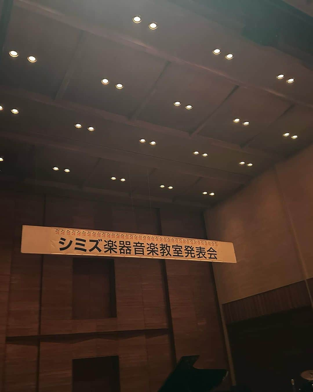 あべこのインスタグラム：「今日は朝から日田市で「シミズ楽器音楽教室発表会」の司会です😊✨  今年もピアノ、ウクレレ、マンドリン、ギター、ドラム、胡弓などなど楽器も、年齢も様々で一部から大盛り上がりです😊✨  #日田市 #パトリア日田 #シミズ楽器 #シミズ楽器音楽教室」