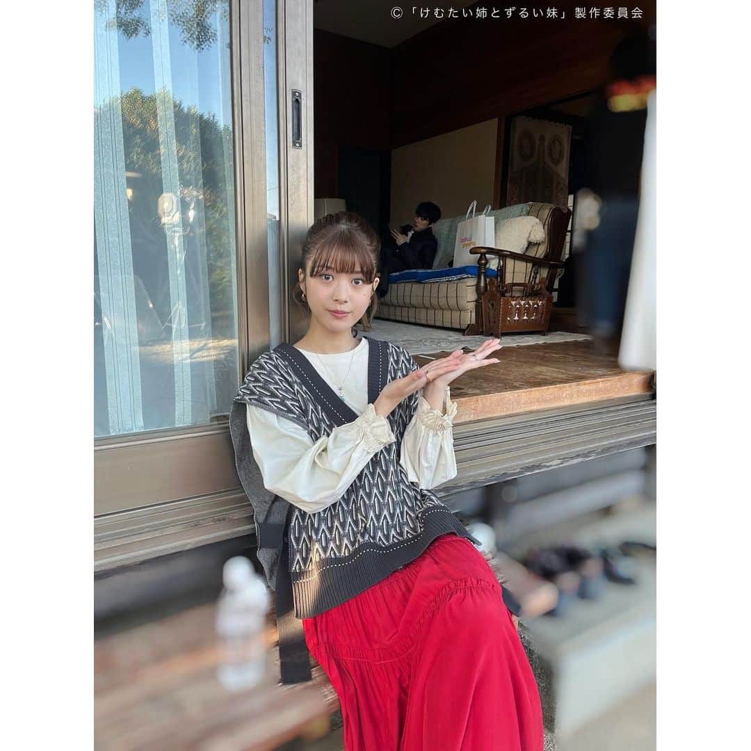 けむたい姉とずるい妹のインスタグラム：「. 😈らん役 #馬場ふみか さん 😈律役 #栁俊太郎 さん 妊娠の嘘がバレるシーンですが... オフショットはリラックスモードで💟  ／ 『#けむたい姉とずるい妹 』 第6話は明日！ 11/13(月)夜11:06放送🪄 ＼  5話は #TVer で配信中🎗 tver.jp/episodes/epyeqg0olb  U-NEXTなどで全話配信中💠  #テレビ東京 #けむずる  #栗山千明 #馬場ふみか #栁俊太郎  #桜田通 #雛形あきこ  #オフショット」