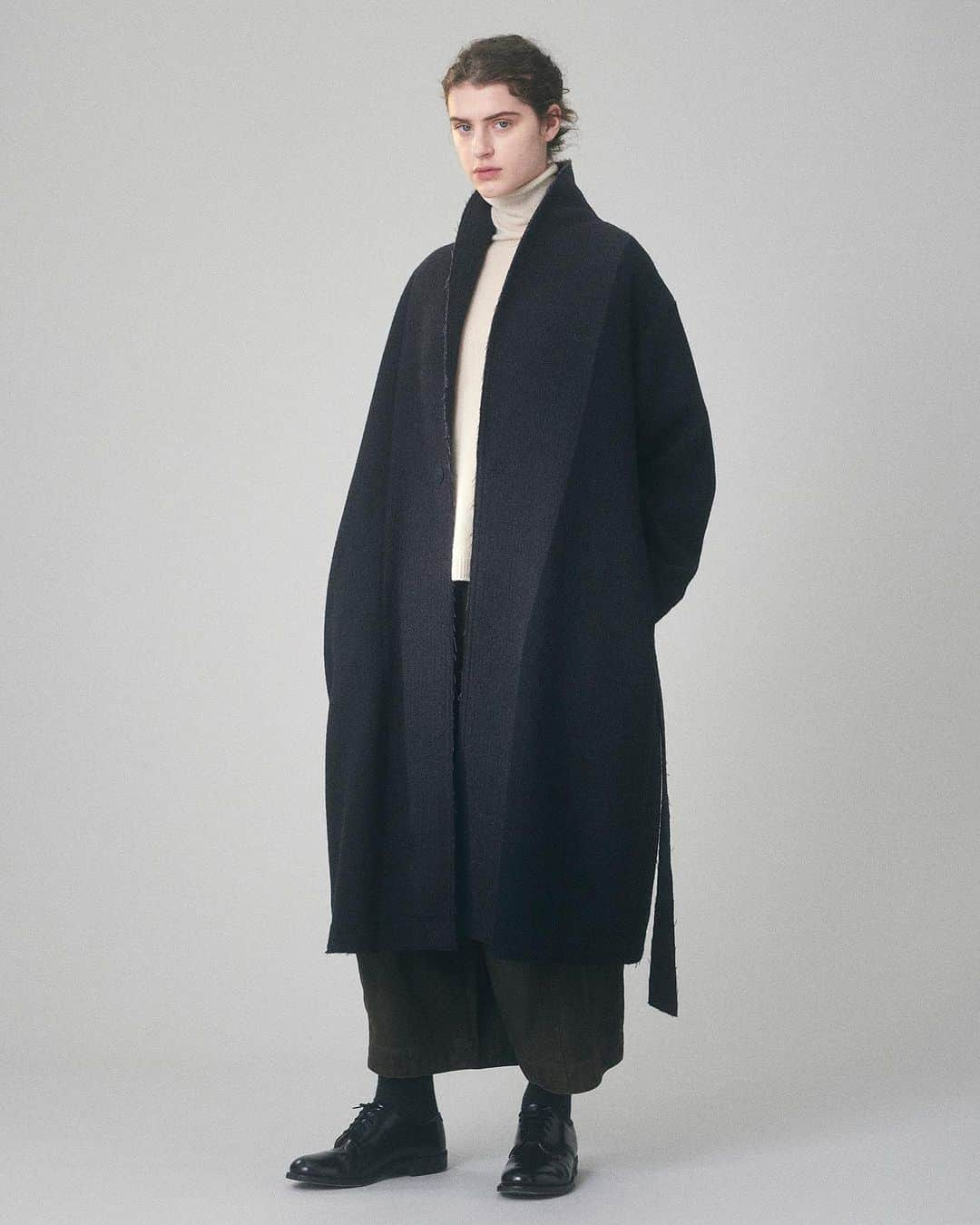 pas de calais -パドカレ-のインスタグラム：「•  pas de calais  New Coat  ウール100%を使用した二重織り組織のオリジナル素材。 すっきりシルエットのへちまカラーコートです。  •Coat (No.9234) Navy, Brown 79,200yen (Online Storeは来週発売予定) •Knit (No.2421) Ivory, Blue, Grey, Red, Black 26,400yen •Pants (No.8355) Khaki, Beige, Black 35,200yen  #pasdecalais  #pasdecalais_offical_jp  #パドカレ #coat #wool #newin #23aw #パドカレコーデ  #大人カジュアル」