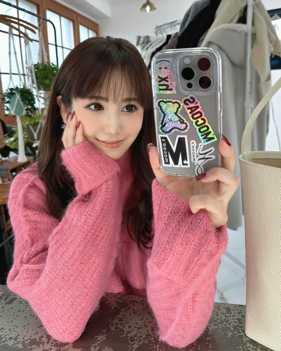 桃華絵里のインスタグラム：「pink pink pink💕  今年の冬は pinkも すごく気になります  なので pinkの〇〇○○○製作中です✍🏻🩷  お楽しみに☺︎  #mocoas #pink #もちふわニット」