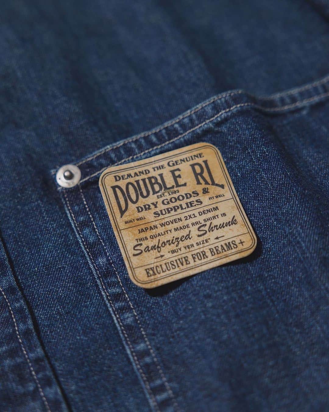 ビームス神戸さんのインスタグラム写真 - (ビームス神戸Instagram)「... Double RL For BEAMS PLUS 『DUNGAREE WORK SHIRTS』 11.10（Fri.）Release . 〈Double RL〉と〈BEAMS PLUS〉の別注『DUNGAREE WORK SHIRTS』が登場。 今回は、古き良きアメリカンワークウエアへのオマージュをデザインに落とし込んだワークシャツをリクエスト。 アメリカらしいリベットやタックボタンなどのディティールと、ダンガリー素材がブランドの世界観を表現。  本作のために製作したゆとりあるフィッティングは、シャツアウターとしても活躍する1着に仕上がりました。 . @doublerl @beams_official @beams_plus @beams_plus_harajuku @beams_plus_marunouchi #doublerl #beamsplus」11月12日 12時15分 - beams_kobe
