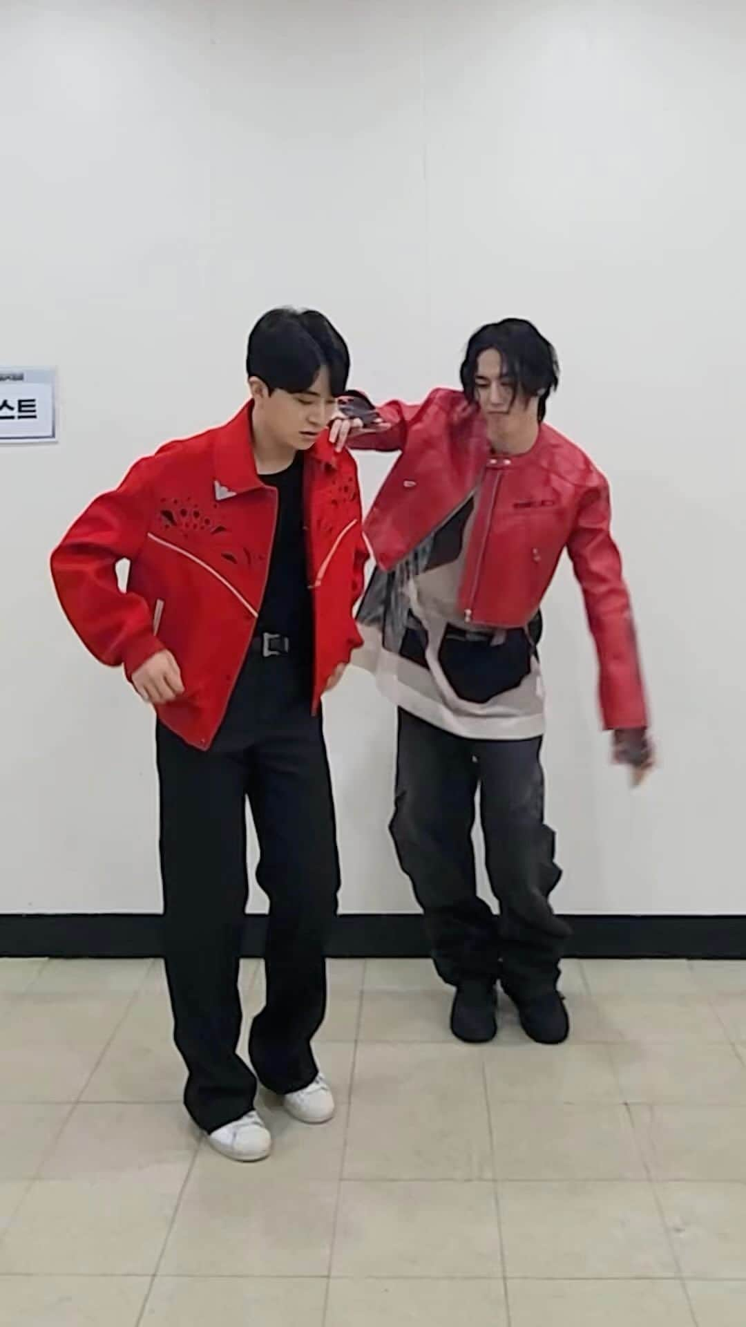 ヨンジェのインスタグラム：「#영재와_DoItChallenge 💚7️⃣with #유겸 @yugyeom   ▶ https://vt.tiktok.com/ZSNfsD4Lb/ ▶ https://youtube.com/shorts/ziEtdL-JJ_o?feature=share  #영재 #YOUNGJAE  #DoIt #두잇」