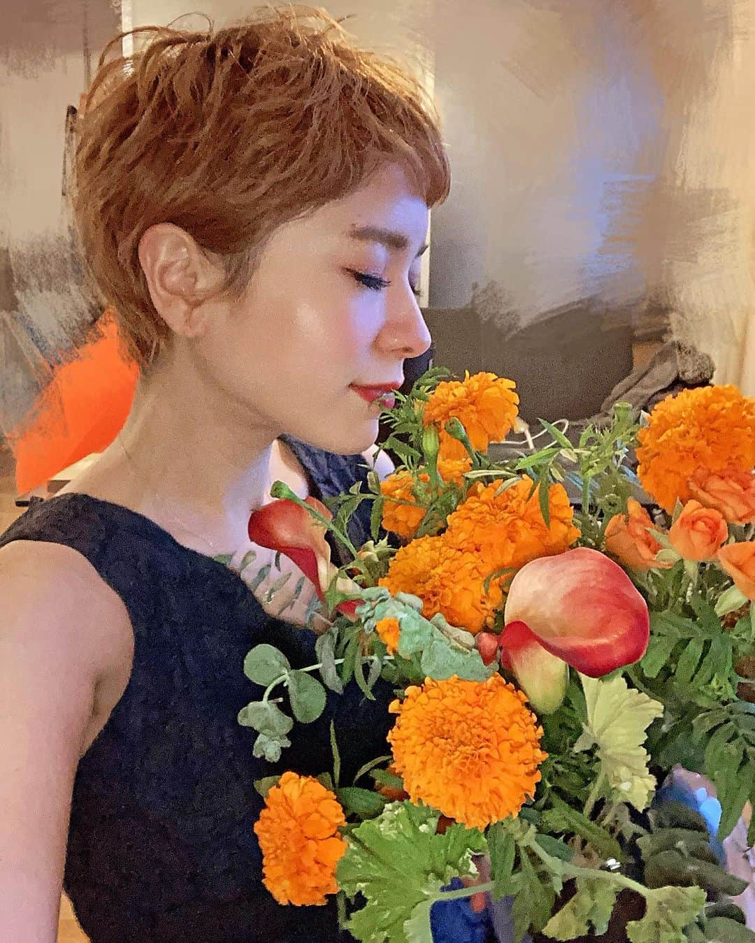 工藤ジェニファー茉侑さんのインスタグラム写真 - (工藤ジェニファー茉侑Instagram)「好きな人からお花を貰った💐🧡  #マリーゴールド　#花言葉　#嫉妬　#私の花の写真 #花のある暮らし #花好きな人と繋がりたい #お花のある暮らし #花束　#🧡　#オレンジ　#oranpe #flower #🌹　#薔薇」11月12日 12時18分 - jennifermayu_s