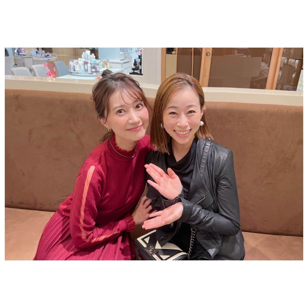 真愛涼歌のインスタグラム：「* ねねさんに会いにっっ💛🐥🤍🐰  しっかり店舗で店員さんのオススメを購入し✨ ねねさんに会える整理券をゲットして♡ 長蛇の列に並びましたぁぁ🩷💛🩷💛 店舗も握手会も大盛況っっ✨🙌✨🙌 ドキドキワクワクっ✨ ねねさんにお会いするのは1789の博多ぶりだったので約4年ぶり…😭🙌 大阪に🐙しかも阪急うめだ本店に🧡 大好きなねねさんが💛😭🩷 このイベントを開催してくださった方に感謝💛💛 ねねさんにお会い出来てめちゃくちゃ嬉しかったです😭😭💓 とても久しぶりなのに、昔と変わらないままで居てくださる、たまらん空気感😭❤️ あああああぁ🥹❤️🩷💛 とっても可愛くて綺麗で顔が小さ過ぎて、笑った顔がキュートすぎました💓  ねねさんファンです🙋‍♀️💓💓  KINSさんの化粧品もとっても気になっていたので🥹🤍 ゲット出来て嬉しい〜💛 梅田でのPOPUPは14日までしてるみたいですよっ😊🩷🩷🩷  👶🏻も空気を読んでベビーカーでお昼寝タイム😴 暫しねねさんタイムを楽しめましたっ🥹❤️❤️ またゆっくり会える日を楽しみにしてますっ🩵🩵 #夢咲ねね さん #LOVE #しっかりポストカードもゲット #KINS #美容 #菌ケア #これで私もねねさんに近づけるかな♡」