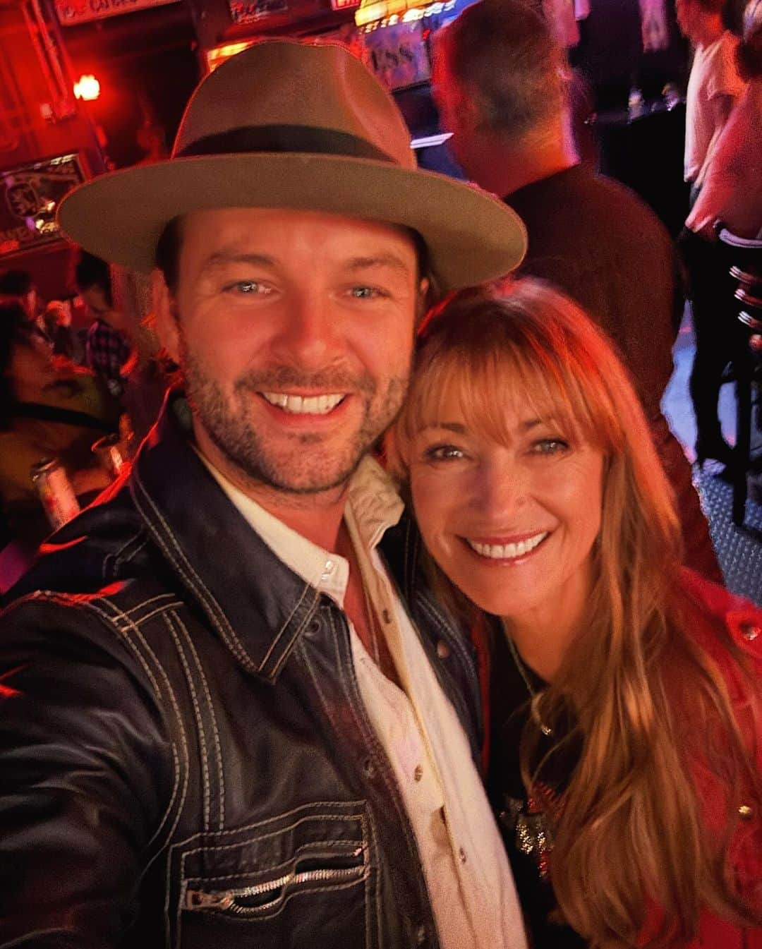 ジェーン・シーモアのインスタグラム：「Reunited with @keithharkin! ☺️ It was so nice to see him, we had such fun time together. 🤍」