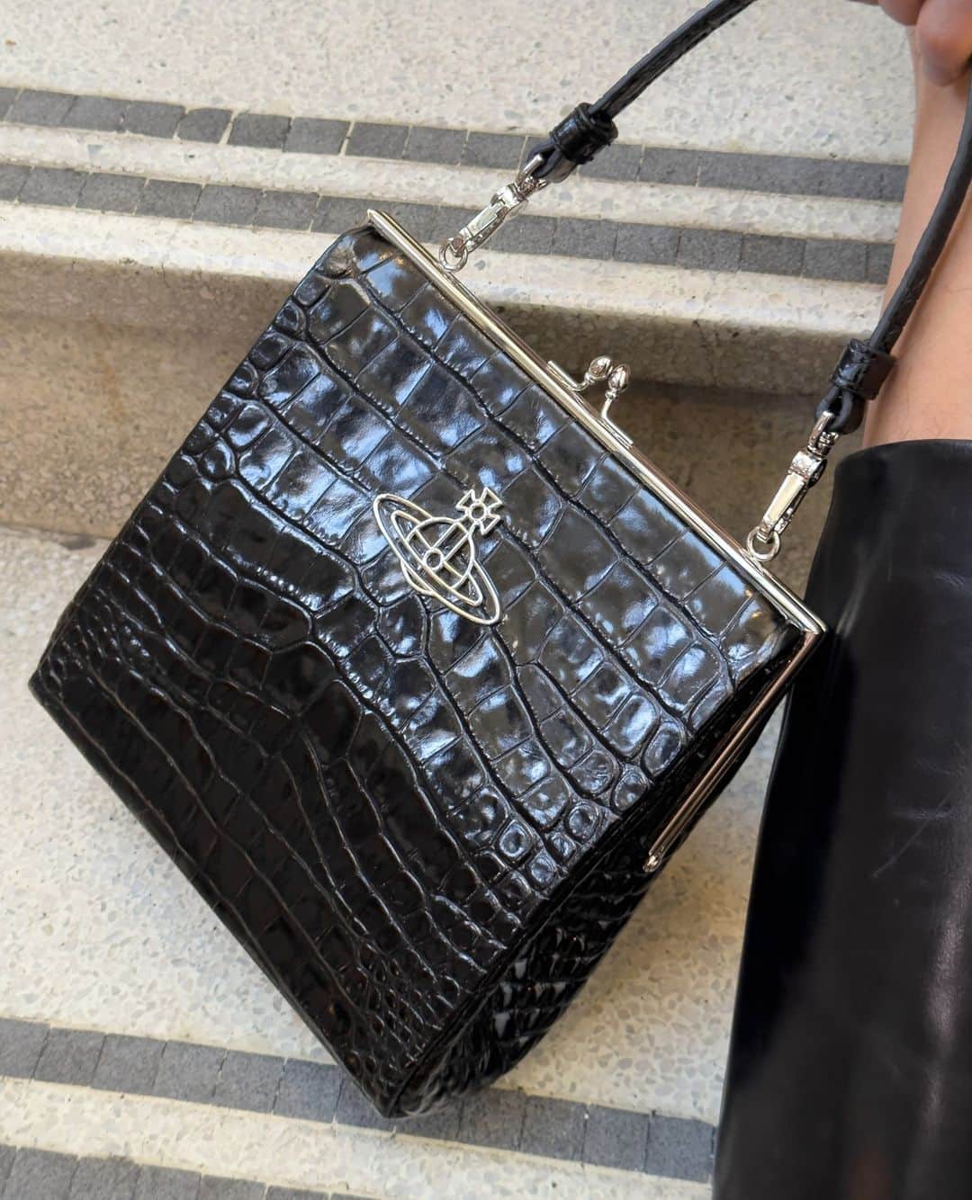 ヴィヴィアンウエストウッドのインスタグラム：「Our Square Frame purse features a croc-embossed patent finish. The design follows the idea of delving into grand vintage closets and finding rare accessories.⁠ ⁠ Now available online and across our boutiques.⁠ ⁠ #VWAW2324」