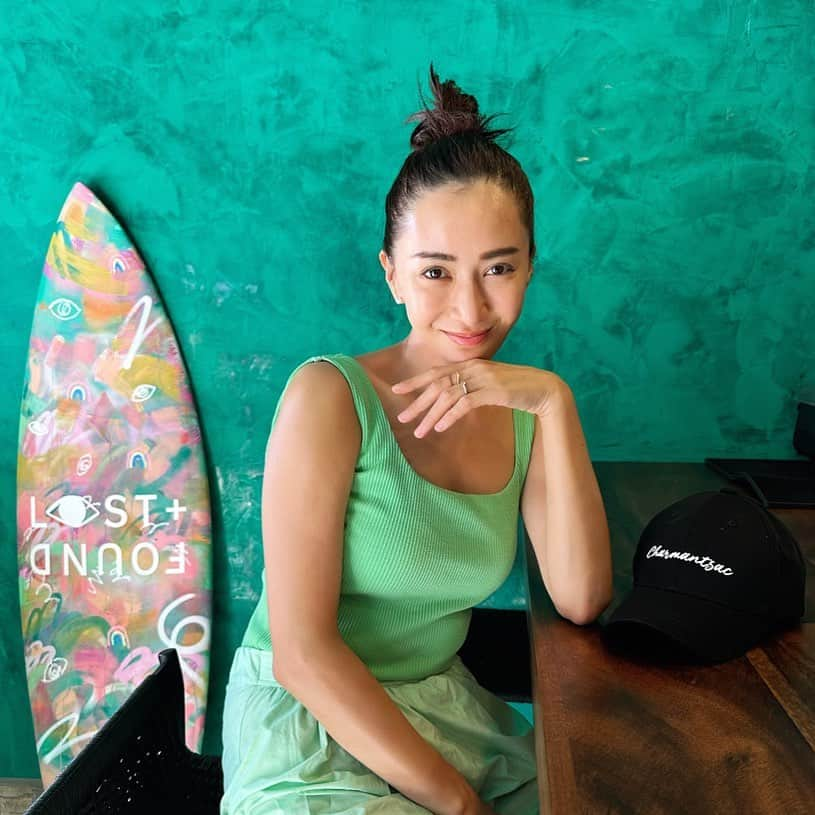 桐山マキのインスタグラム：「. . SKIN CARE🧖‍♀️  美意識たかおさんに 紹介して頂いた  オールハンドルの プロお肌ケア @clemore_journal  CHRISTINAシリーズ のUNSTRESS。  これが めちゃくちゃ良かったです♡  ノーファンデで 過ごせるお肌になれるケアという事で 乾燥肌の私はトーンが上がった♡  最高に お肌の調子が良いです！  👚 @elendeek  👖 @elendeek   #美意識たかお #おススメ #お肌ケア #本当に良かった #🫶」