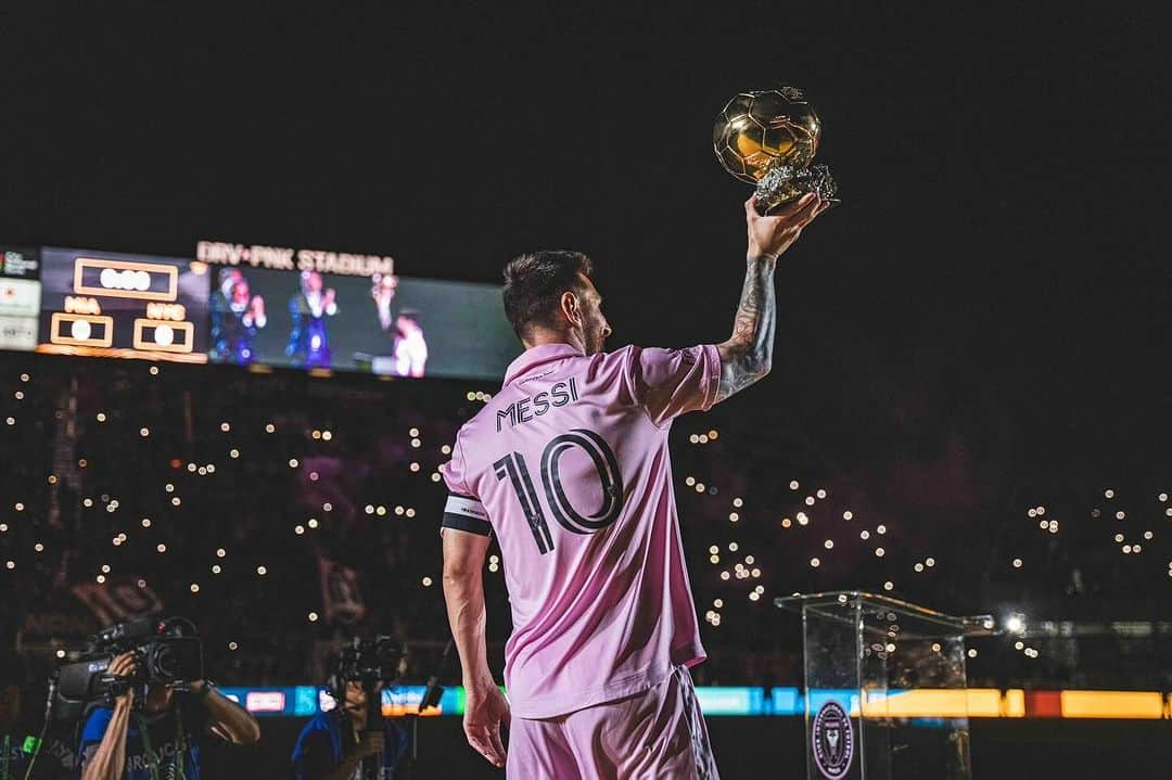 デビッド・ベッカムのインスタグラム：「Congratulations my friend you won the World Cup with your country & you bring the Golden ball to our club a very special moment for you , your family & us x  Gracias mi amigo 🇦🇷 @leomessi 🩵🤍@intermiamicf 🩷🖤 G.O.A.T 🖤🩷 La Familia your dreams came true x」