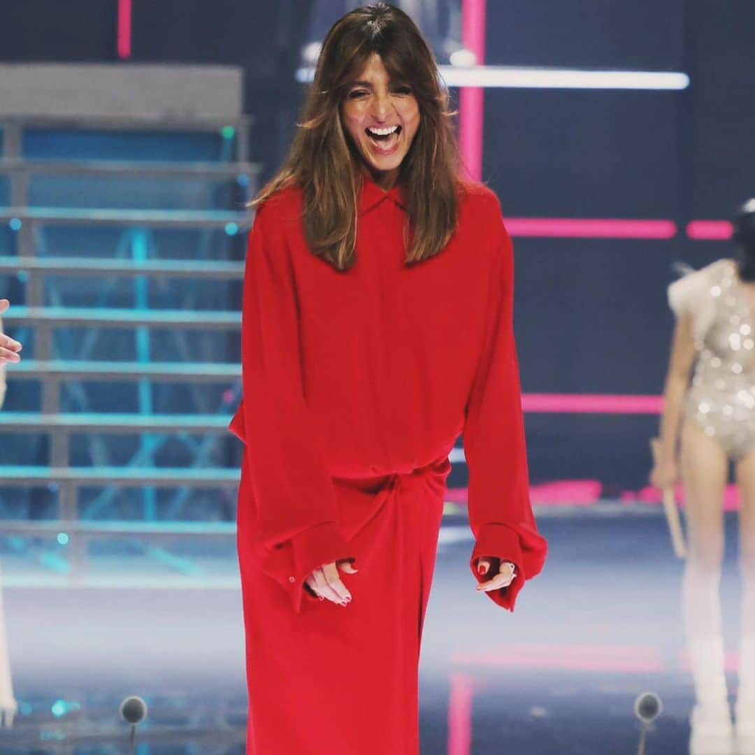 Ambra Angioliniのインスタグラム：「La chiacchiera libera ce l’ho sempre avuta già da bimba, quello che non avevo mai liberato era la voglia di essere quello che decido io. Togliere dalla mia esistenza la frase “ gabbia “ dello “ Stai meglio con “ oppure “ Mai piu i capelli, il vestito l, i chili, le scarpe , i carboidrati, il verde…” La libertà è spazio d’incidenza dove tu puoi  incidere, sei libero ” ( Gaber- Luporini) Grazie ai miei collaboratori e amici che ogni lunedì disegnano un’altra mia “ inquilina” senza orari e senza cattivo umore @alfonso_iannotta6 @telage.milano che apre pure di notte @gra69 che mi “ riconosce “ sempre e mi ama tantissimo @patrizia.delcuratolo che è la persona più disponibile e gentile del cosmo @susanna_ausoni per le visioni da indossare … parecchio #amore  e non finirà qui… #styleinprogress @xfactoritalia @skyitalia」