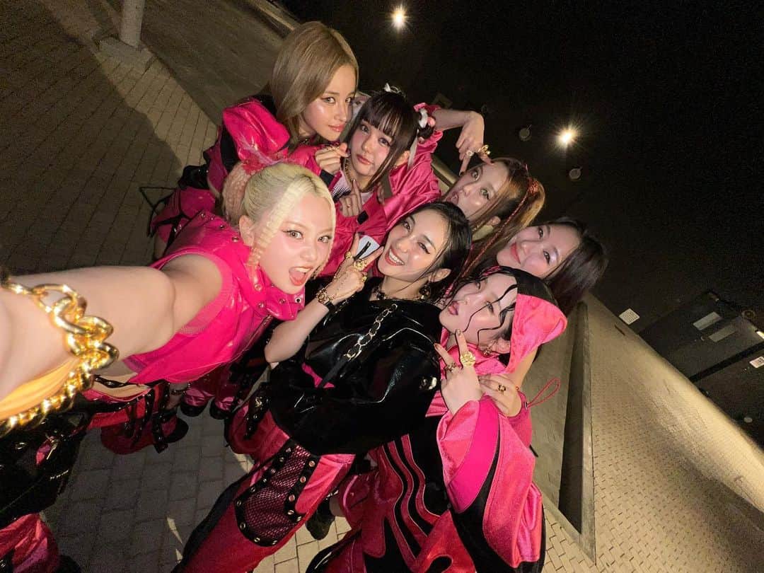 XGさんのインスタグラム写真 - (XGInstagram)「Today was officially our first time performing in Abu Dhabi~~!!❤️💭✨🥹🐺 We absolutely had an incredible time with you all tonight!!👏💫🪐 Thank you so much for the warm welcome👽🚀✨ #XG #XGALX」11月12日 3時39分 - xgofficial