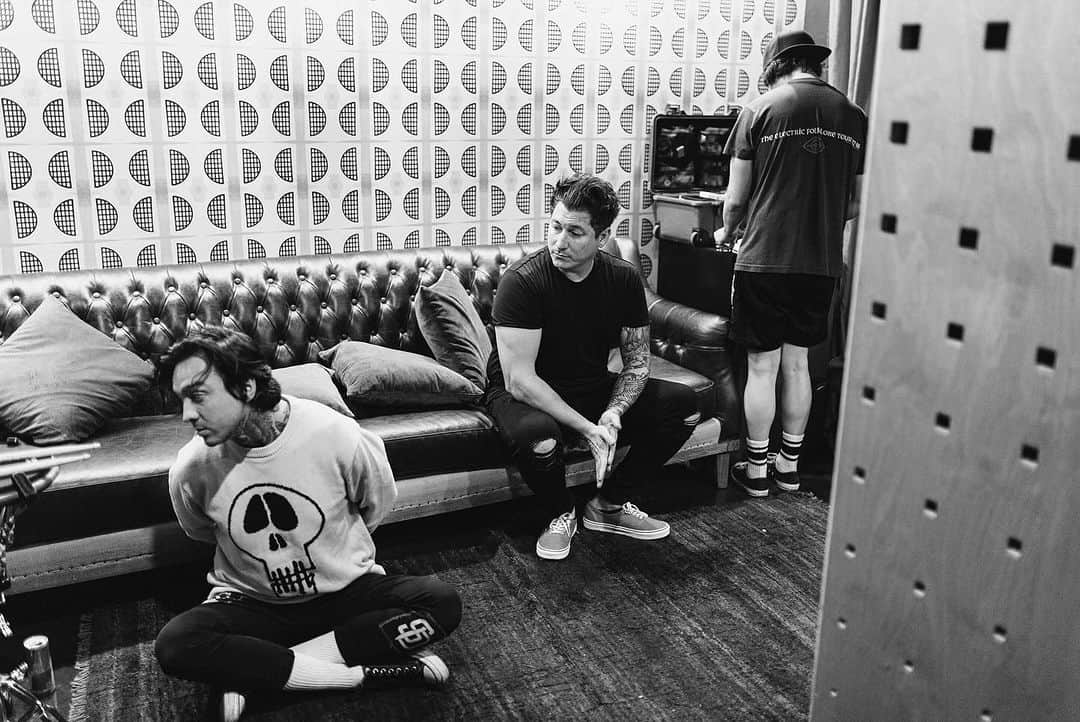 ピアス・ザ・ヴェイルさんのインスタグラム写真 - (ピアス・ザ・ヴェイルInstagram)「Living and breathing this tour 💛  📷 @v.trvn」11月12日 3時41分 - piercetheveil