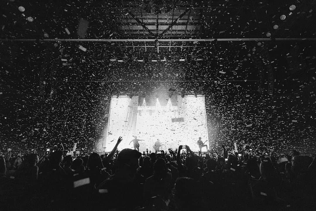 ピアス・ザ・ヴェイルさんのインスタグラム写真 - (ピアス・ザ・ヴェイルInstagram)「Living and breathing this tour 💛  📷 @v.trvn」11月12日 3時41分 - piercetheveil