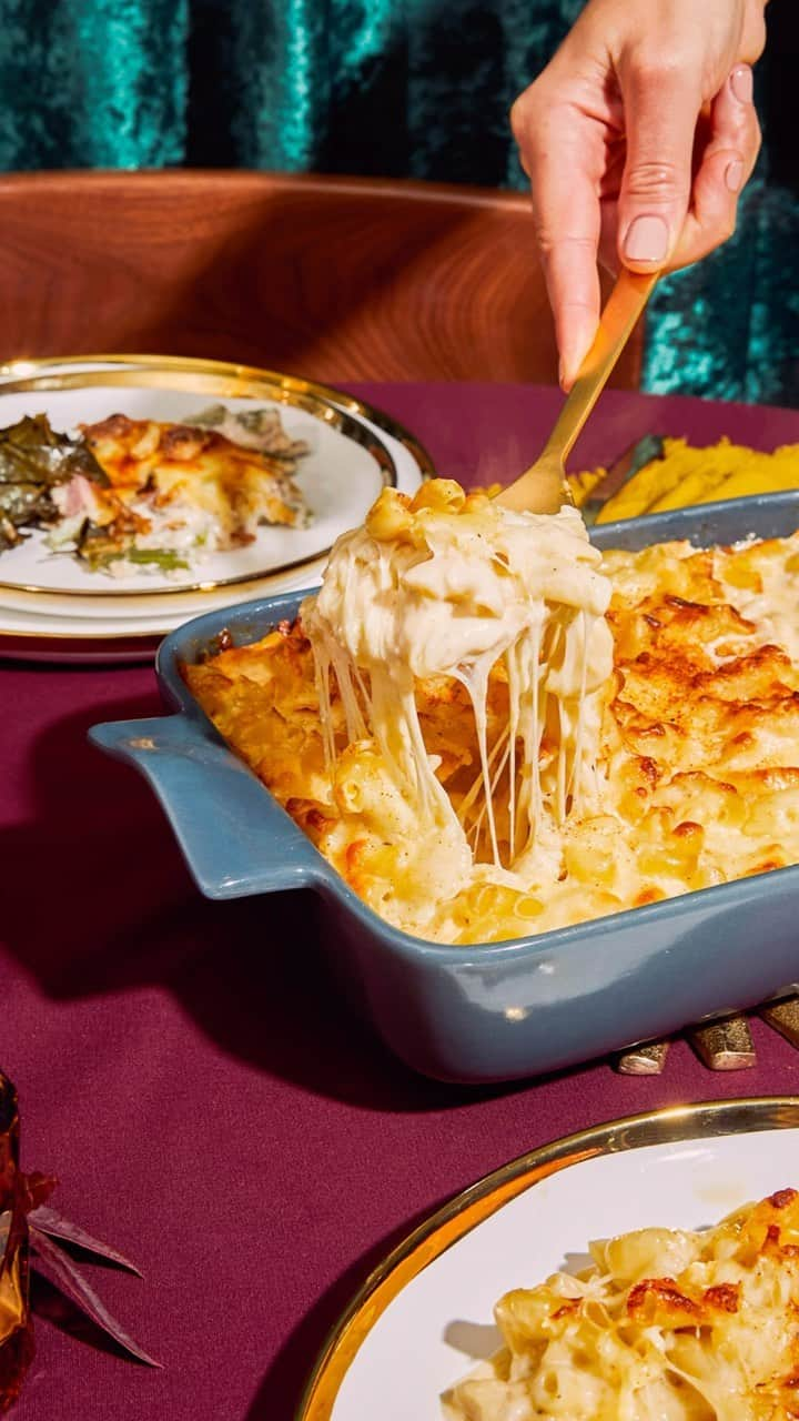 クリッシー・テイゲンのインスタグラム：「Thanksgiving Recipe #4: In the ongoing mac ‘n cheese debate (Chrissy’s vs John’s), both are winners. But here we’re featuring John’s. Let the topping get that crunchy cheddar crust, and watch people scoot things around on their plate to make room for juuuuust a little more.   Get recipe at link in bio.」