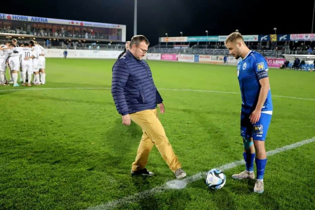 SVホルンさんのインスタグラム写真 - (SVホルンInstagram)「Wir bedanken uns sehr herzlich bei EH Kickoff und NR Sport für die Übernahme der Matchtagspatronanz beim gestrigen NÖ-Derbysieg gegen den SKU Amstetten. Auch beim Weingut Pointner dürfen wir uns für die Übernahme der Weinpatronanz im VIP Club bedanken! #bepartofit #svhorn」11月12日 3時50分 - svhorn1922