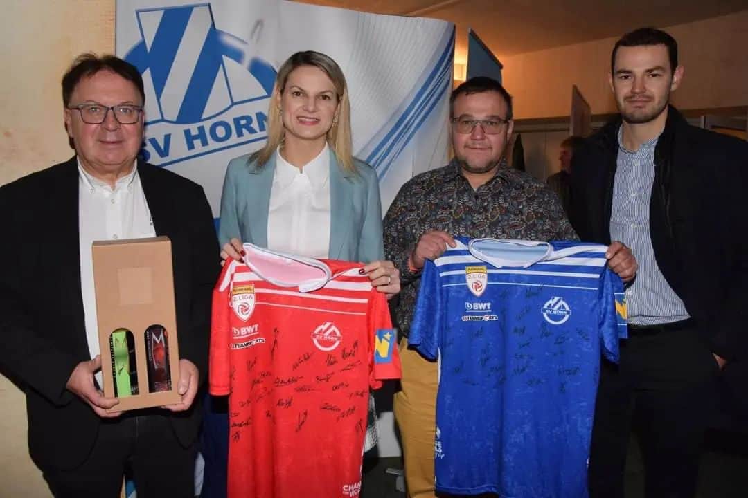 SVホルンのインスタグラム：「Wir bedanken uns sehr herzlich bei EH Kickoff und NR Sport für die Übernahme der Matchtagspatronanz beim gestrigen NÖ-Derbysieg gegen den SKU Amstetten. Auch beim Weingut Pointner dürfen wir uns für die Übernahme der Weinpatronanz im VIP Club bedanken! #bepartofit #svhorn」
