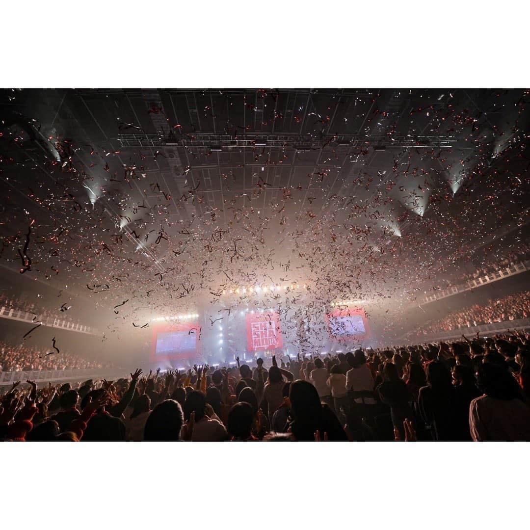 SHISHAMOのインスタグラム：「🐟㊗️ 10th Anniversary Final Live 「FINALE!!! -10YEARS THANK YOU-」㊗️🐟  2023年11月11日(土) SHISHAMO 10th Anniversary Final Live "FINALE!!! -10YEARS THANK YOU-J @神奈川 ぴあアリーナMM  去年の11月からスタートした CDデビュー10周年イヤーの締めくくりライブ🎸!!! 10年の歴史と新旧の楽曲や映像、 アコースティック編成でのライブなど 盛りだくさんの3時間でした🏃‍♀️🏃‍♀️🏃‍♀️💨  お越しくださった皆様、 配信で見てくださった皆様、 ありがとうございました！  photo by 柴田恵理  #shishamo」