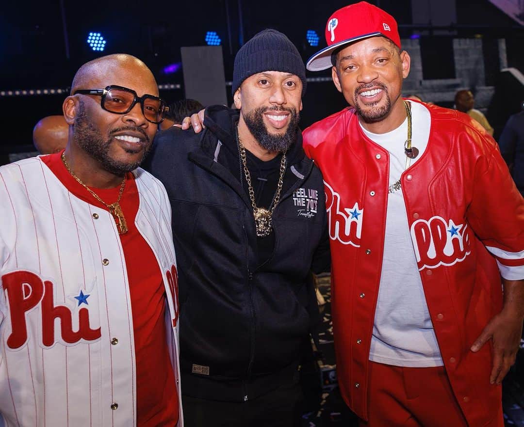 アフィオン・クロケットのインスタグラム：「Yeah, definitely getting this framed. I call this a moment. My favorite DJ of all time is @djjazzyjeff . Period. And when I first heard THE FRESH PRINCE & ROCK READY-C, I bit the whole routine with my brother and we used to rock school dances with it. Then to see Will become the biggest movie star in the world… FROM HIP HOP… I knew whatever was in my imagination was possible. I’m forever a FAN & STUDENT.   So after they rocked this Hip Hop celebration days ago, all the legends and fans were on stage celebrating, taking pics, and I hear “Affion… AFFION!!”. I turn around and it’s Will parting the crowd like the Red Sea and he says, “Come get this flick wit me and Jeff. (Cuz I asked for one hours before😂) CHARLIE! Make sure Aff gets this pic!” Sounds made up, but that’s verbatim. My life is DOPE‼️ Love, big bros @willsmith @djjazzyjeff @charliemackfirstout 📸 @alansilfen」