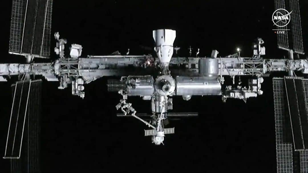 国際宇宙ステーションのインスタグラム：「While the International Space Station was traveling more than 262 miles over central Brazil, a SpaceX Dragon cargo spacecraft autonomously docked to station’s Harmony module at 5:07 a.m. EST today, with NASA astronauts Jasmin Moghbeli and Loral O’Hara monitoring operations from the station.  The Dragon launched at 8:28 p.m. EST, Nov. 9, from NASA’s Kennedy Space Center in Florida carrying about 6,500 pounds of research, hardware, and supplies to the orbital outpost. After Dragon spends about one month attached to the space station, the spacecraft will return to Earth with cargo and research for retrieval and analysis.  #nasa #spacex #dragon #cargo #craft #international #space #station」