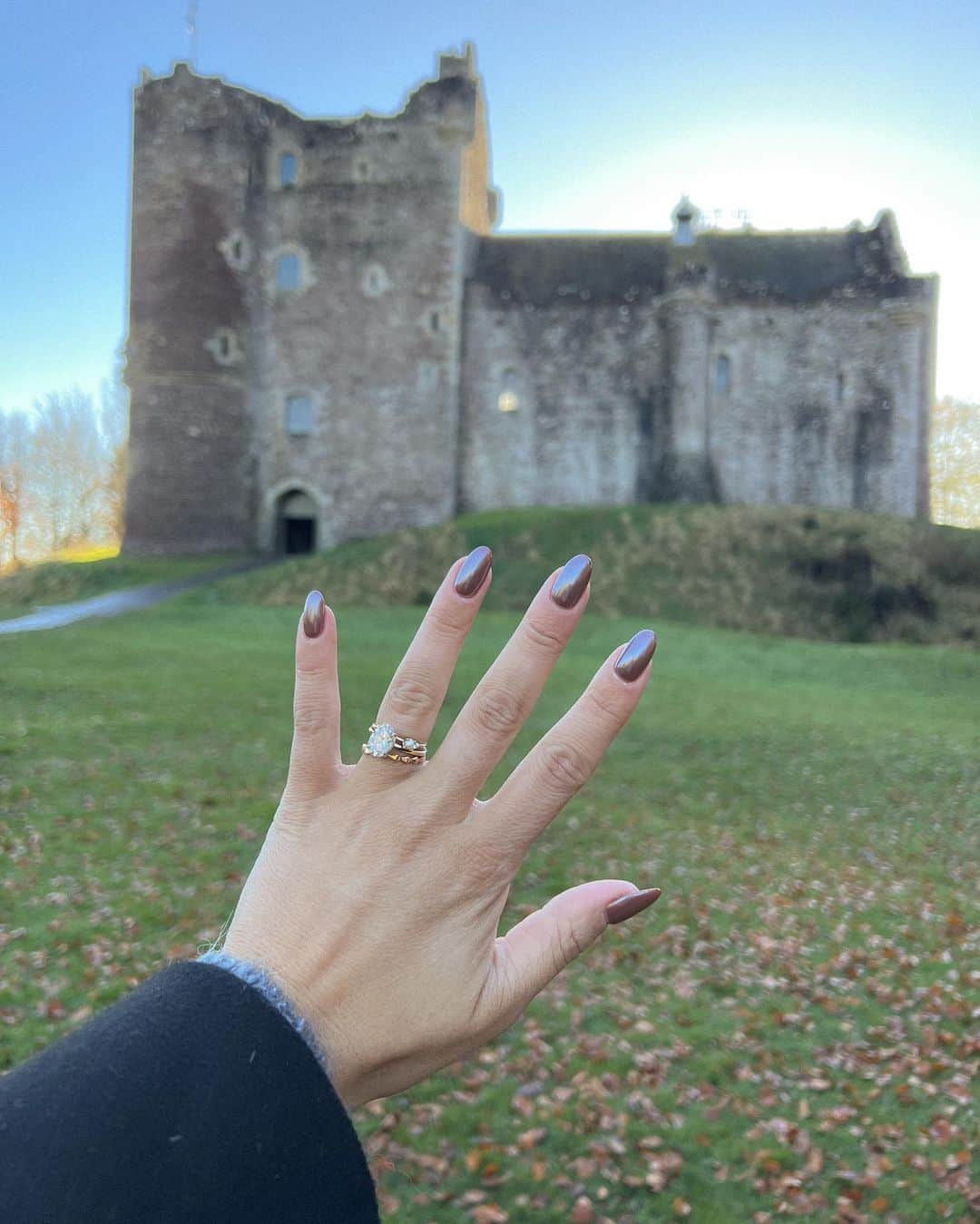 Alex Centomoさんのインスタグラム写真 - (Alex CentomoInstagram)「When in Scotland… we just had to visit Castle Leoch from Outlander (which was also used as Winterfell in GOT) 🏴󠁧󠁢󠁳󠁣󠁴󠁿🏰✨」11月12日 4時07分 - alexcentomo