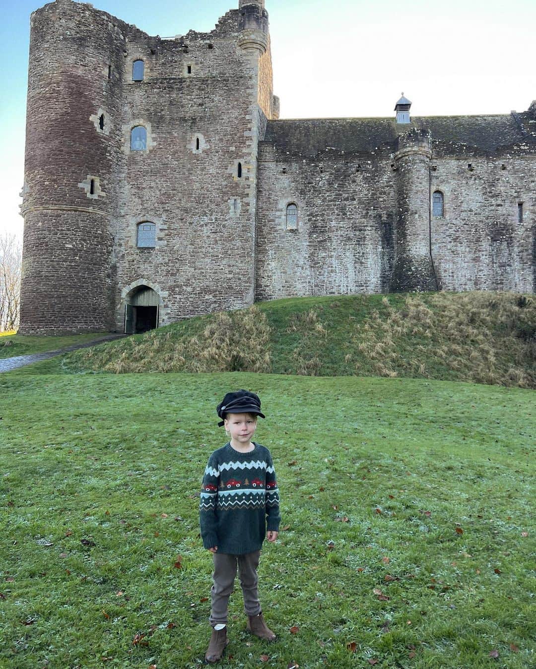 Alex Centomoさんのインスタグラム写真 - (Alex CentomoInstagram)「When in Scotland… we just had to visit Castle Leoch from Outlander (which was also used as Winterfell in GOT) 🏴󠁧󠁢󠁳󠁣󠁴󠁿🏰✨」11月12日 4時07分 - alexcentomo