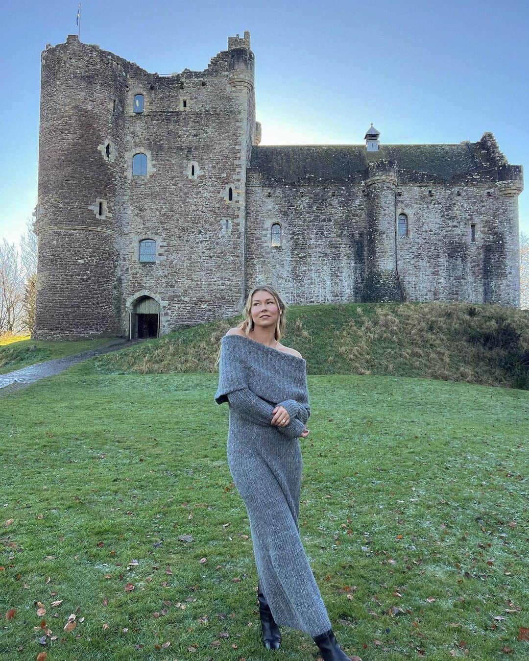 Alex Centomoのインスタグラム：「When in Scotland… we just had to visit Castle Leoch from Outlander (which was also used as Winterfell in GOT) 🏴󠁧󠁢󠁳󠁣󠁴󠁿🏰✨」