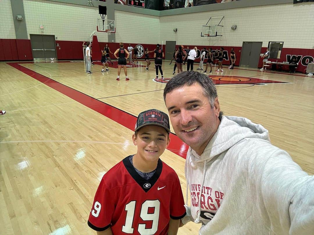 バッバ・ワトソンさんのインスタグラム写真 - (バッバ・ワトソンInstagram)「Me and Caleb checking out where my wife spent most of her time when she went to Georgia. @uga_wbb @ugaathletics」11月12日 4時17分 - bubbawatson