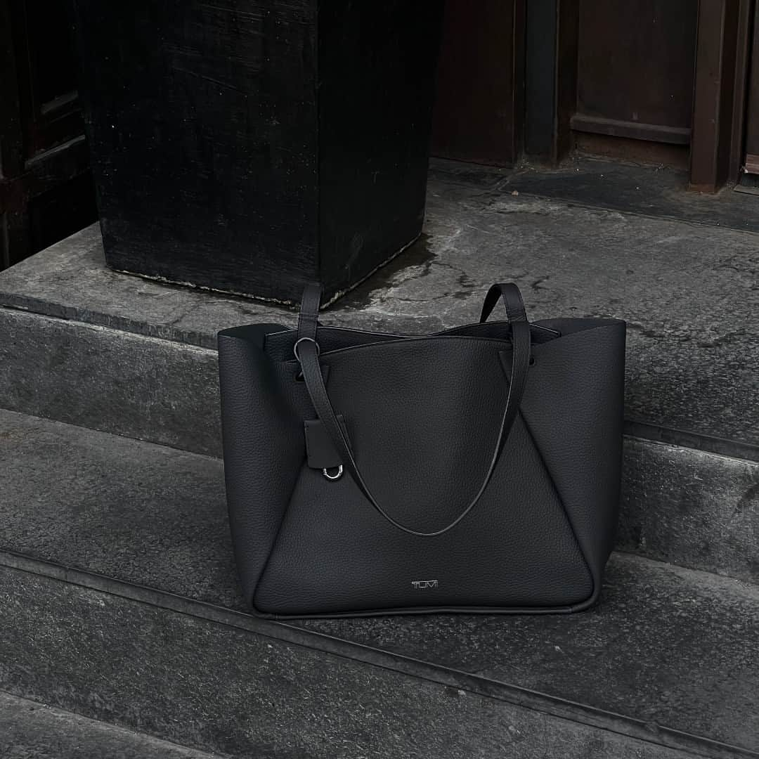 トゥミのインスタグラム：「Nothing says “chic” like black on black with the Valorie tote.  #TUMIGeorgica」