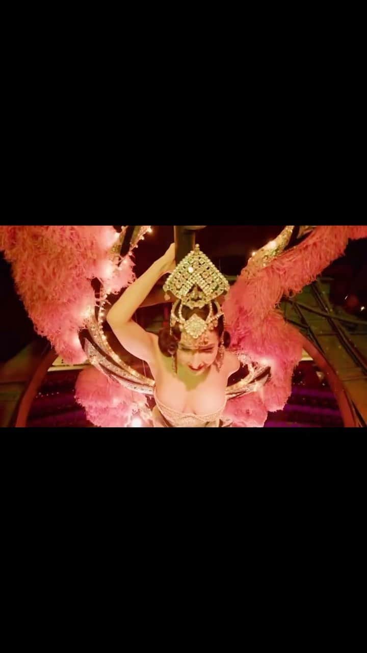 ディタ・フォン・ティースのインスタグラム：「This video is from the very first time I got on the #showgirl disc that descends from the rafters of the colossal #Jubilee Theater @horseshoevegas  I honestly wasn’t ready for how intense it was, passing over the top of the grand drape, from four stories above the stage.  Donn Arden sure did put the #Bluebells through their paces! Since this initial ride, I’ve received kind and helpful advice from a few former #jubileeshowgirls   I have an immense amount of respect for #showgirls and showguys, especially all who performed in this spectacular room, which is loaded with incredible tricks no one would spend the money on on in this day and age, solely for the sake of beauty, glamour and fantasy.  I loved #Jubilee! so much, as many did. I am so honored to bring the spirit of it back, in a new way. It’s the tip of the iceberg 😉 of the #vintagevegas decadence that was once here every night for more than 40 years!   A few interesting facts about Jubilee:   It opened on July 31, 1981 at an initial cost of 10 million dollars. The costume budget alone was 4 million dollars, which is equivalent to about $12 million today. (The most oplulent costumes are back on stage as part of my show)   When it first opened, the cast had over 100 performers in it and there were 75 stagehands working on the show.  The feathered headdresses worn by the showgirls (and now showguys too!) weigh up to 35 pounds.  The costumes worn in the Grand Jewel Box Finale tribute to Florenz #Ziegfeld was designed by #BobMackie. There were 36 individual designs, each based on the jewel tones of amethyst, sapphire, emerald, and ruby.  When it closed in 2016, it was the longest-running production show in Las Vegas.   #DitaLasVegas is on select Thursdays, Fridays, and Saturdays through April. See dates, including Thanksgiving and New Years Eve weekends, in my bio.  Ticketmaster.com/ditavegas   🎥 @jeremydangerpictures」
