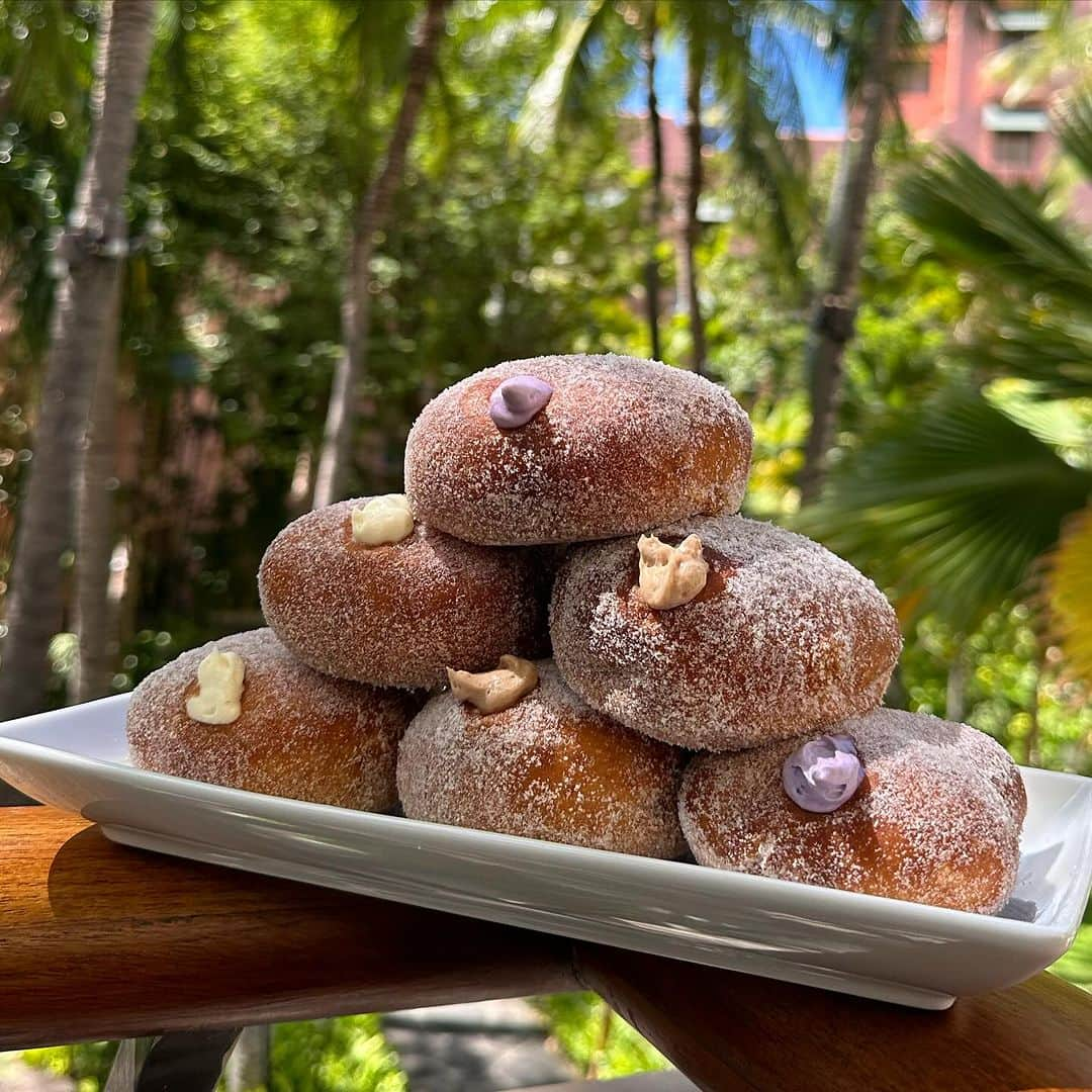 ロイヤル・ハワイアン・センターのインスタグラム：「A pyramid of Penny’s Malasadas to kick off the weekend 😋」