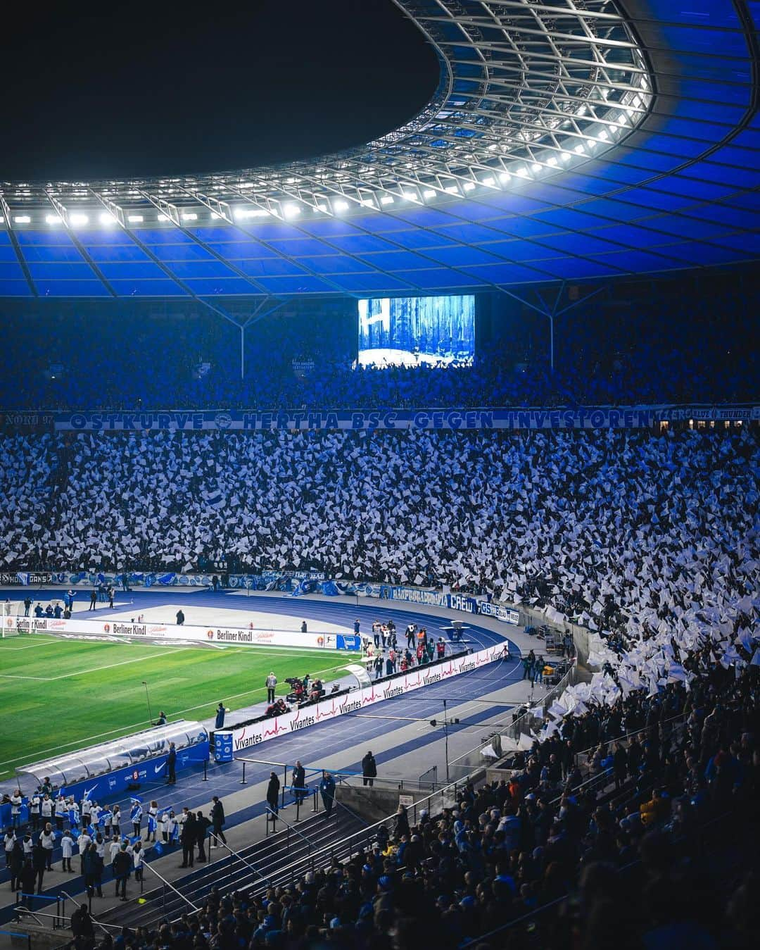 ヘルタ・ベルリンのインスタグラム：「Anpfiff! 💙🤍 . . #BSCKSC 🔛 | 0:0 | #HaHoHe」