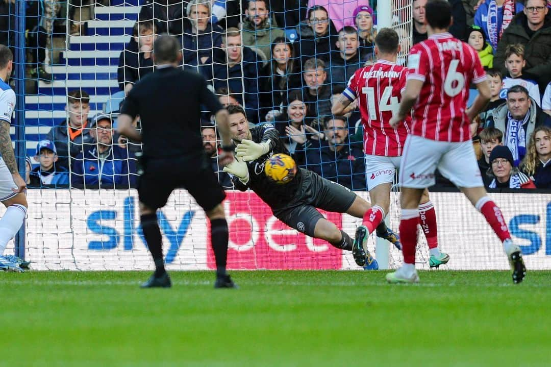 アスミル・ベゴヴィッチさんのインスタグラム写真 - (アスミル・ベゴヴィッチInstagram)「A positive performance and another point on the board. Top class support by our fans as always. 🆎🧤⚪️🔵 @officialqpr @ab1gk」11月12日 4時41分 - asmir1