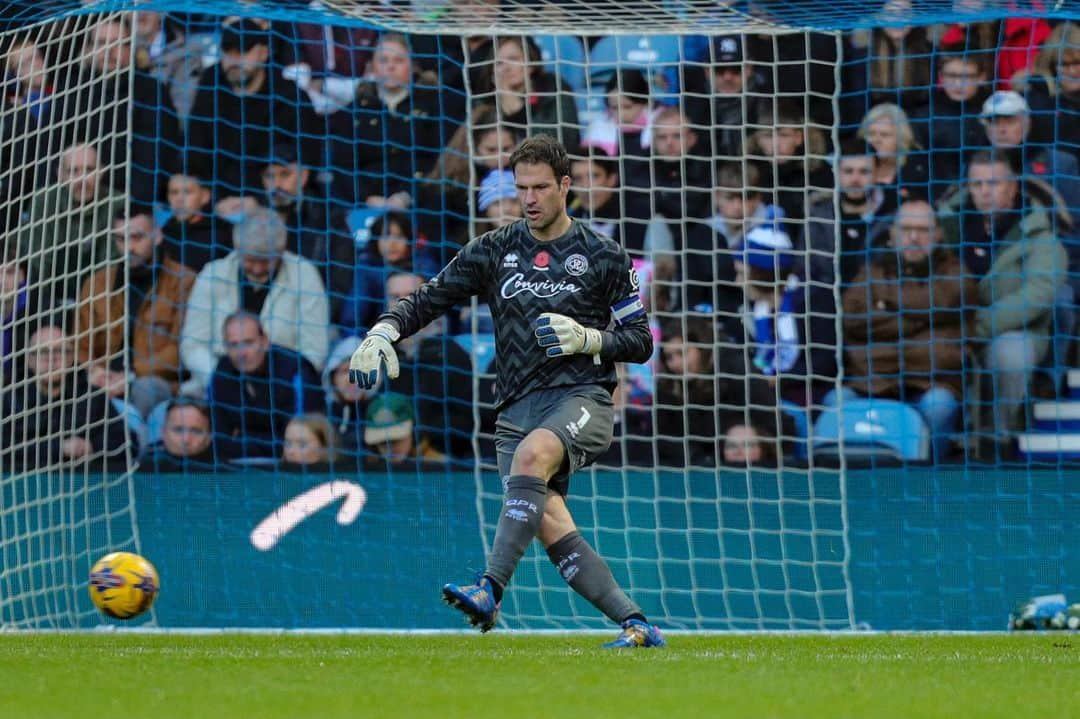 アスミル・ベゴヴィッチのインスタグラム：「A positive performance and another point on the board. Top class support by our fans as always. 🆎🧤⚪️🔵 @officialqpr @ab1gk」