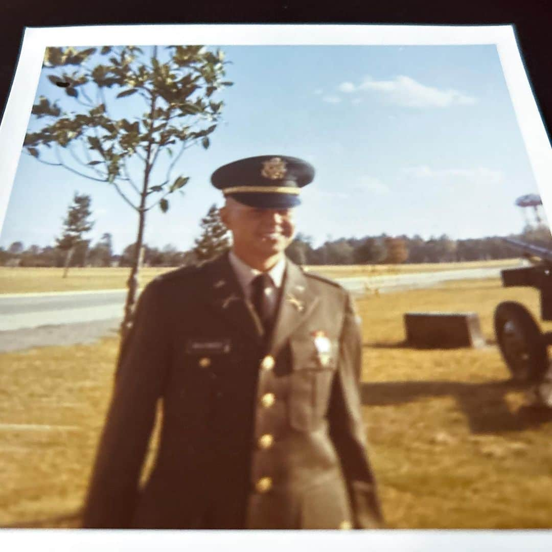 ライアン・シークレストのインスタグラム：「Saluting all veterans and my father, Lieutenant Gary Seacrest. Happy #VeteransDay」