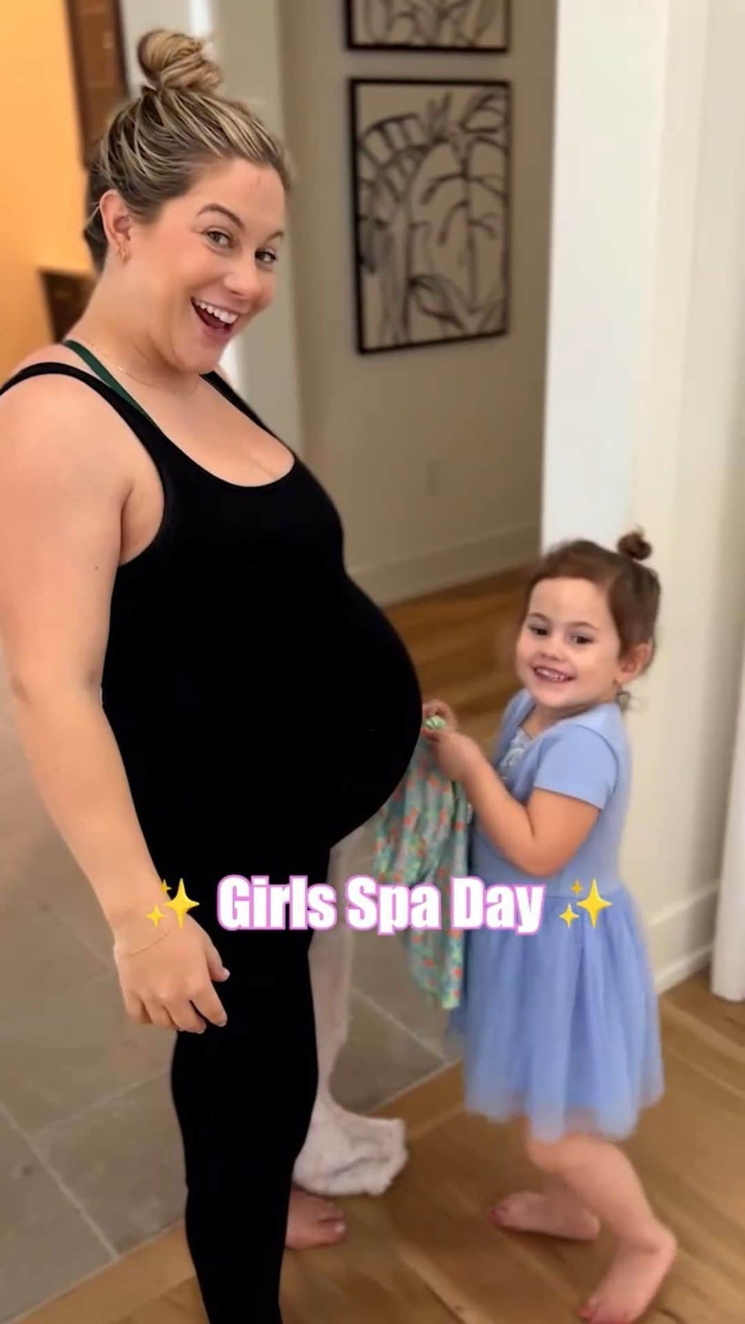 ショーン・ジョンソンのインスタグラム：「I love recreating special at-home spa moments with my daughter – a routine my mom did with me! #ad @johnsonsbaby recently shared results from their Routine Report [a survey speaking to generational raising and their larger #TogetherWeRaise campaign!] where one stat even speaks to how consistent bath time routines have remained important over generations (54% of parents bathe their child at least once a day and 51% of grandparents agreed). So while times may have changed since I was a kid, I hope the memories of the time I spend with my daughter still stay as strong as mine did with my mom ♥️ 🛁 After all, there’s nothing saying that bath time has to be boring! If you have similar passed down parenting tips, share some in the comments.」