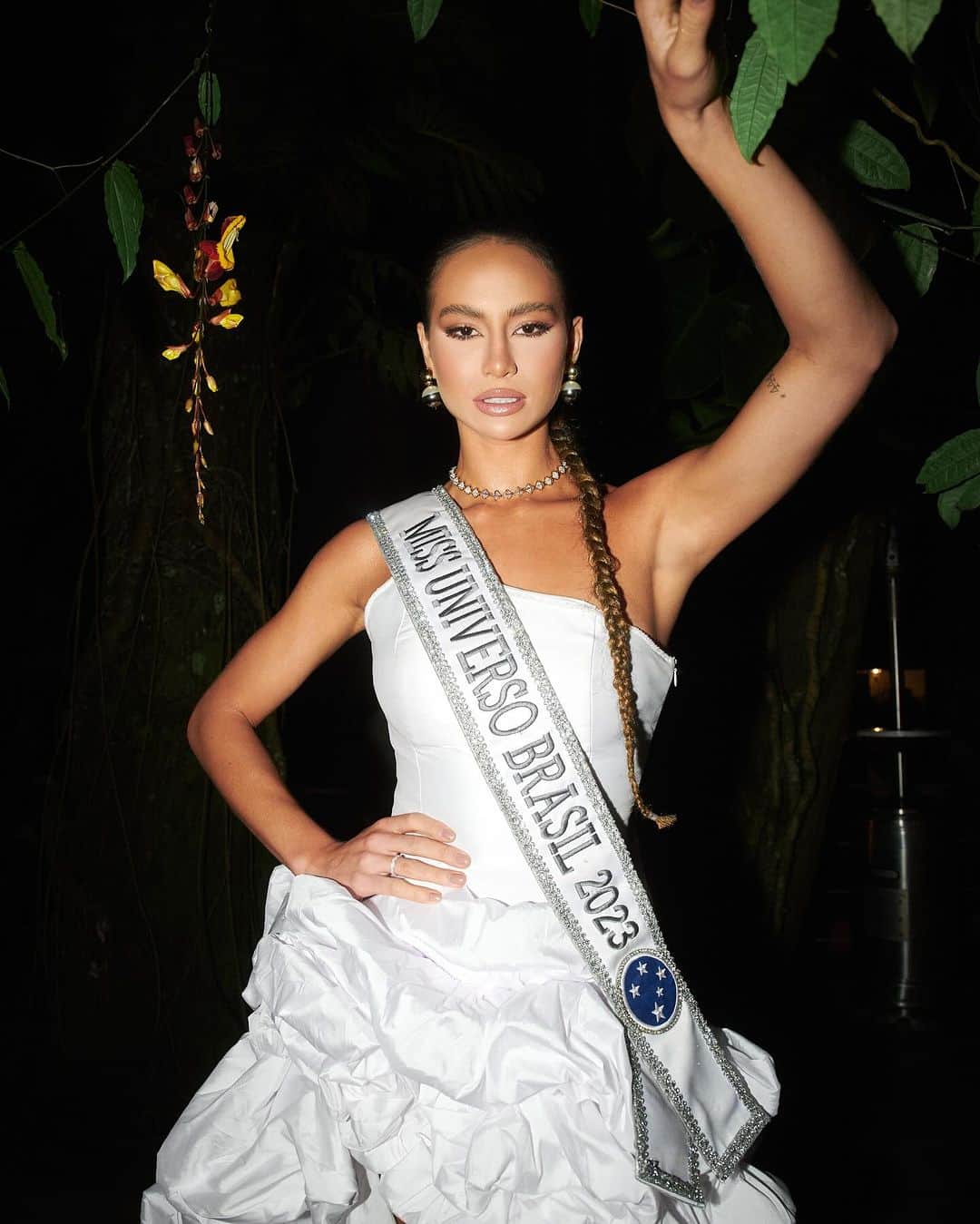 イリス・ミトゥネールのインスタグラム：「Dressed in elegance, united by a cause 🤍   #missuniverse #72ndmissuniverse #galadinner #fundraisingdinner #charitygala」