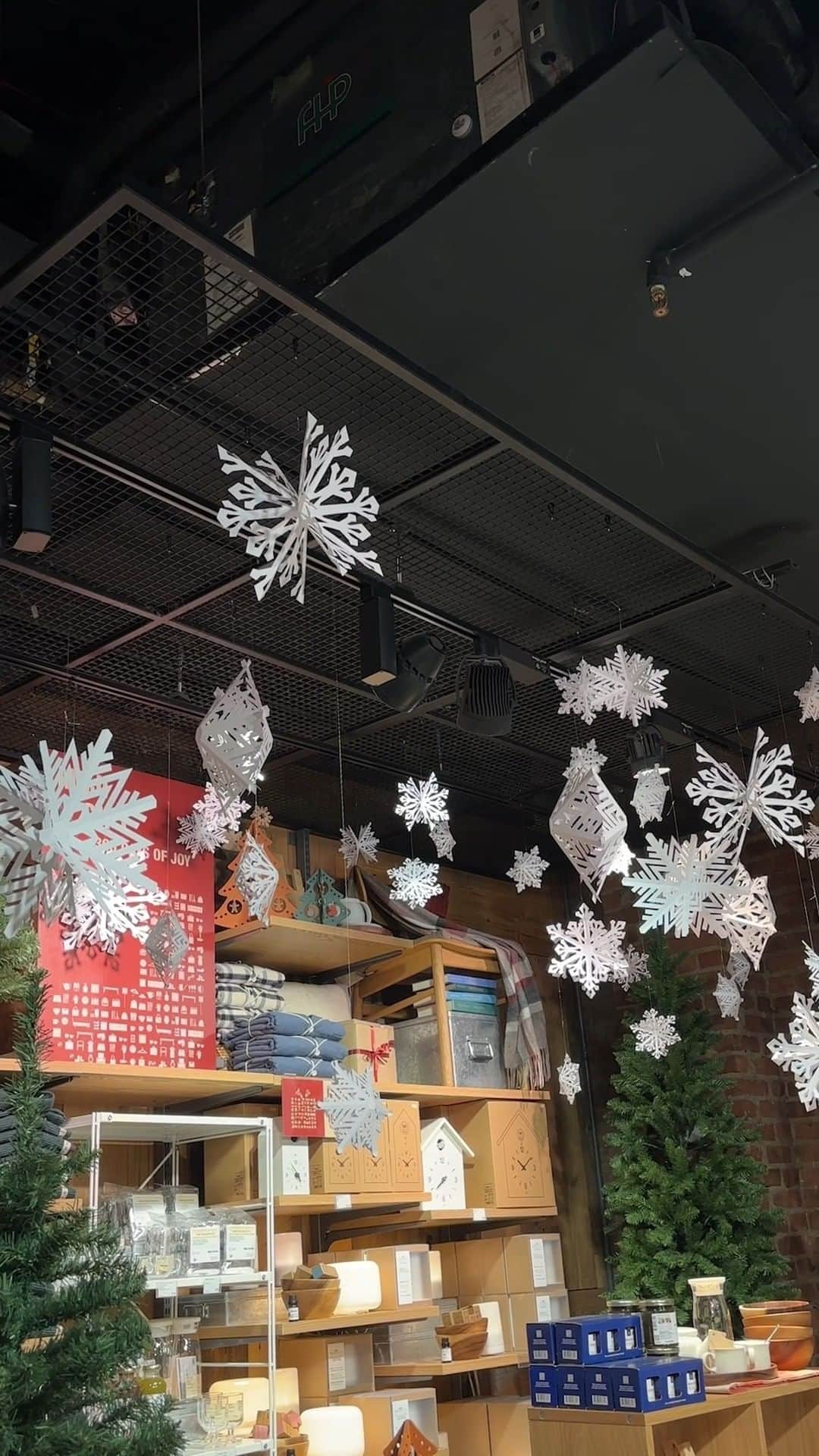 MUJI USAのインスタグラム：「POV: Halloween is over.  Our holiday snowflake installation has officially launched at our Fifth Avenue flagship 😍❄️ Stop by to ring in the holiday season with us (and maybe get some shopping done...)  #MUJI #MUJIUSA #NYC #Holiday」