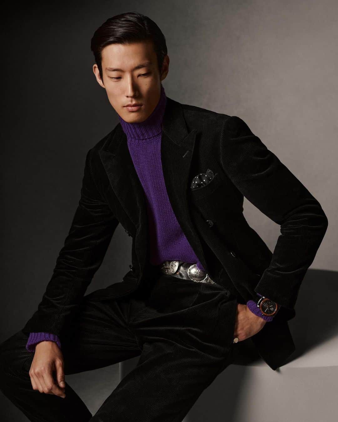 Ralph Laurenのインスタグラム：「Modern textures and timeless icons.  Designed in the traditions of bespoke menswear, #RalphLauren’s suit jacket is reimagined in lush black corduroy for #RLPurpleLabel Holiday 2023.   Discover seasonal tailoring via the link in bio.  #RLHoliday」
