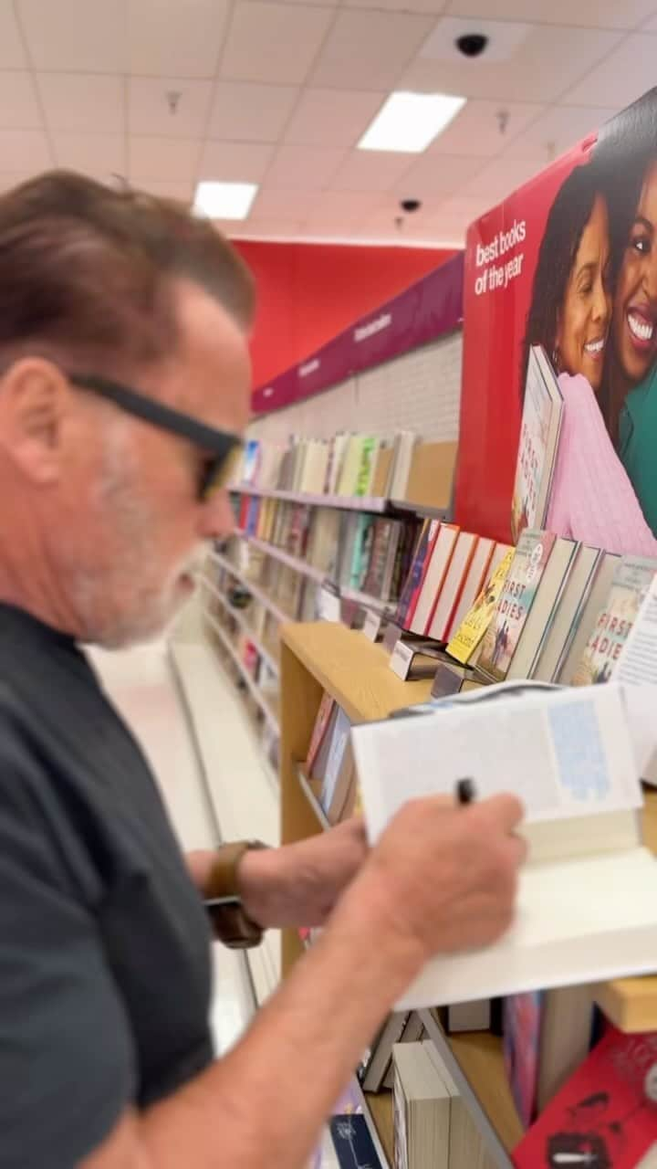 アーノルド・シュワルツェネッガーのインスタグラム：「I heard @target was making Be Useful shine so I stopped by to do a secret book signing. Then I found them in the checkout line and had to sign those and move them to the top shelf. If you have read Be Useful, you know: Sell, sell, sell.」