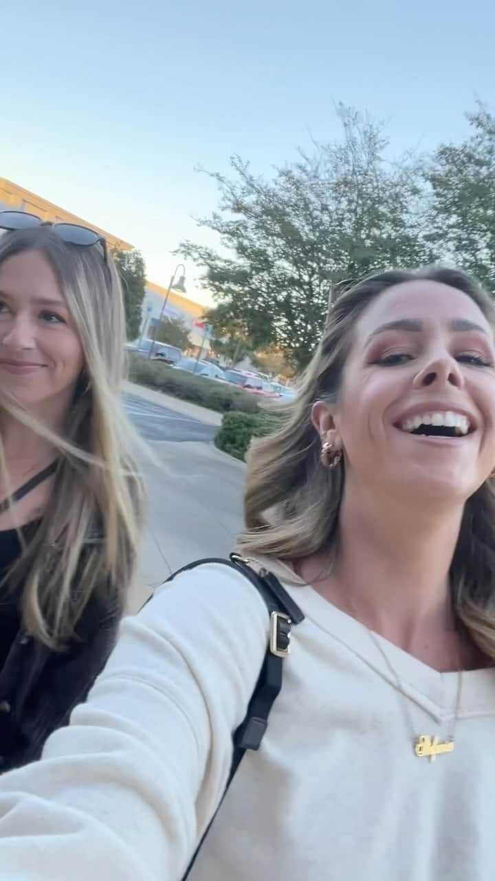 Tracy and Stefanieのインスタグラム：「Cookies are our love language! Had to make it a two parter since IG reels are so dang short! Check out the taste test after this! Shoutout to our local @chipcookiesco for inviting us in! Check out the Tuscaloosa location in midtown! 🩷」
