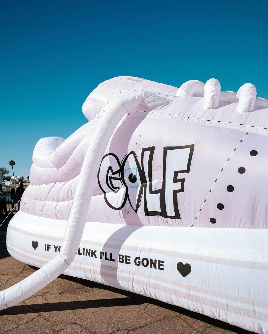 converseさんのインスタグラム写真 - (converseInstagram)「Anyone missing their giant @golfwang inflatable shoe? Just us? 😀 Check out our larger than life One Star Pro IRL at @campfloggnaw and customize your own pair now on Converse.com.」11月12日 5時09分 - converse