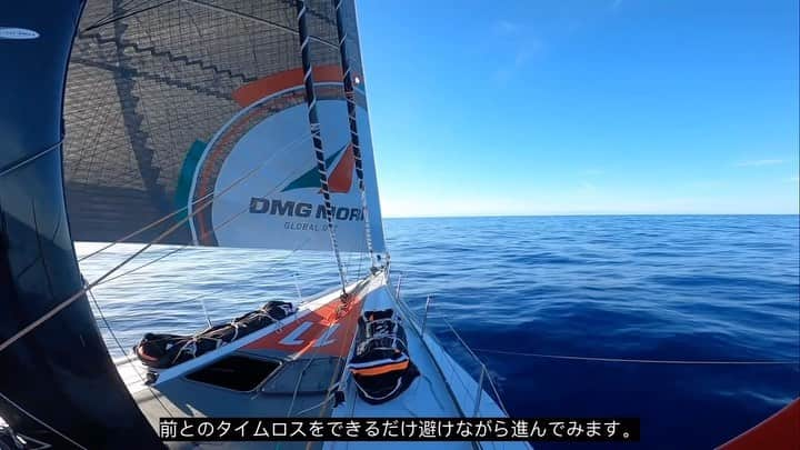 白石康次郎のインスタグラム：「【Transat Jacques Vabre】  🇯🇵トランザットジャックバーブル5日目、凪に捕まっていますが、やることは盛りだくさん。スタートから数日間荒れた海でレースをしてきたDMG MORI Global One号の点検を行ないました！  🇬🇧 Although the sea state is very calm, Kojiro and Thierry did a thorough check of the boat!  🇫🇷 Dans la pétole, il y a toujours quelque chose à faire. Un gros check du bateau a été effectuer. @sailingteamdmgmori #dmgmorisailingteam #kojiroshiraishi #白石康次郎 #IMOCA #transatjacquesvabre」