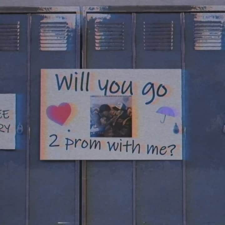トリー･レーンズのインスタグラム：「Will You Go To Prom With Me .. #AloneAtPromDeluxe」