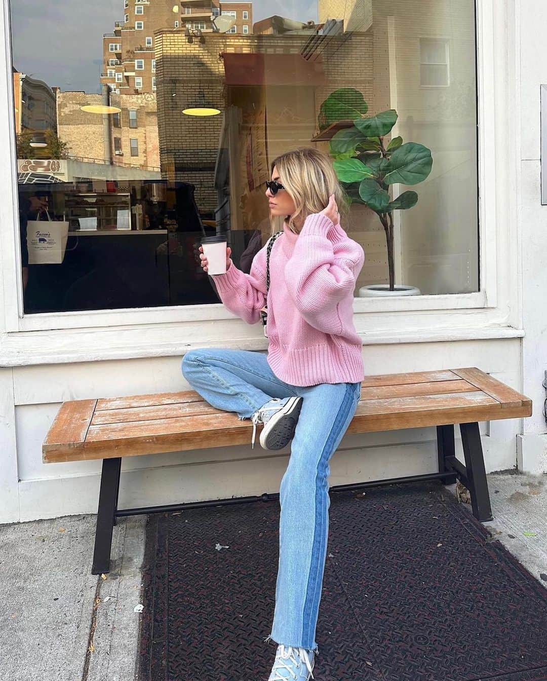 シンシア ローリーのインスタグラム：「Cozy Saturday 💖🎀🛍️」