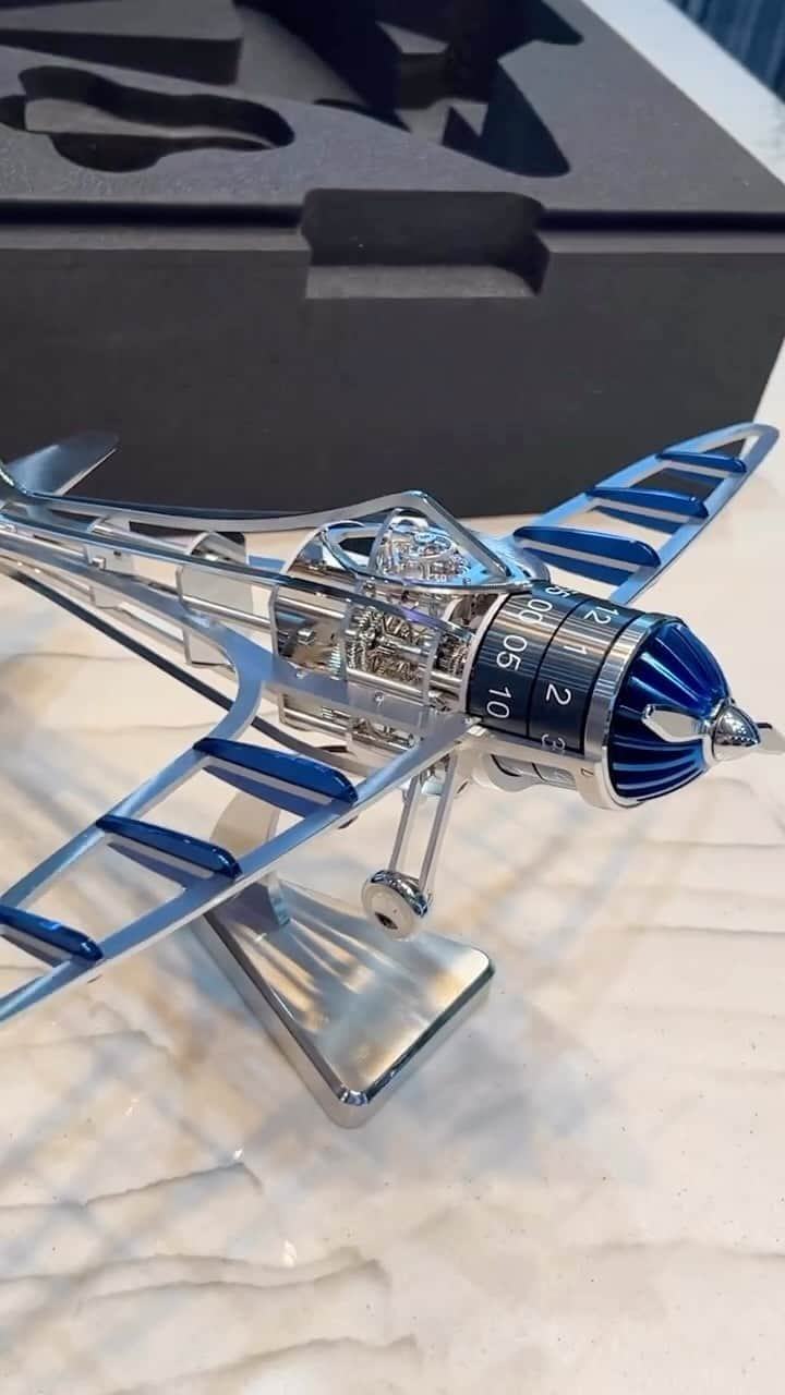 Daily Watchのインスタグラム：「Unboxing the L’EPEE 1839 “Time Flies” mechanical airplane. The impressive movement can run for 8 days when fully wound up. Price tag: $35K USD. Video by @spjeweler」